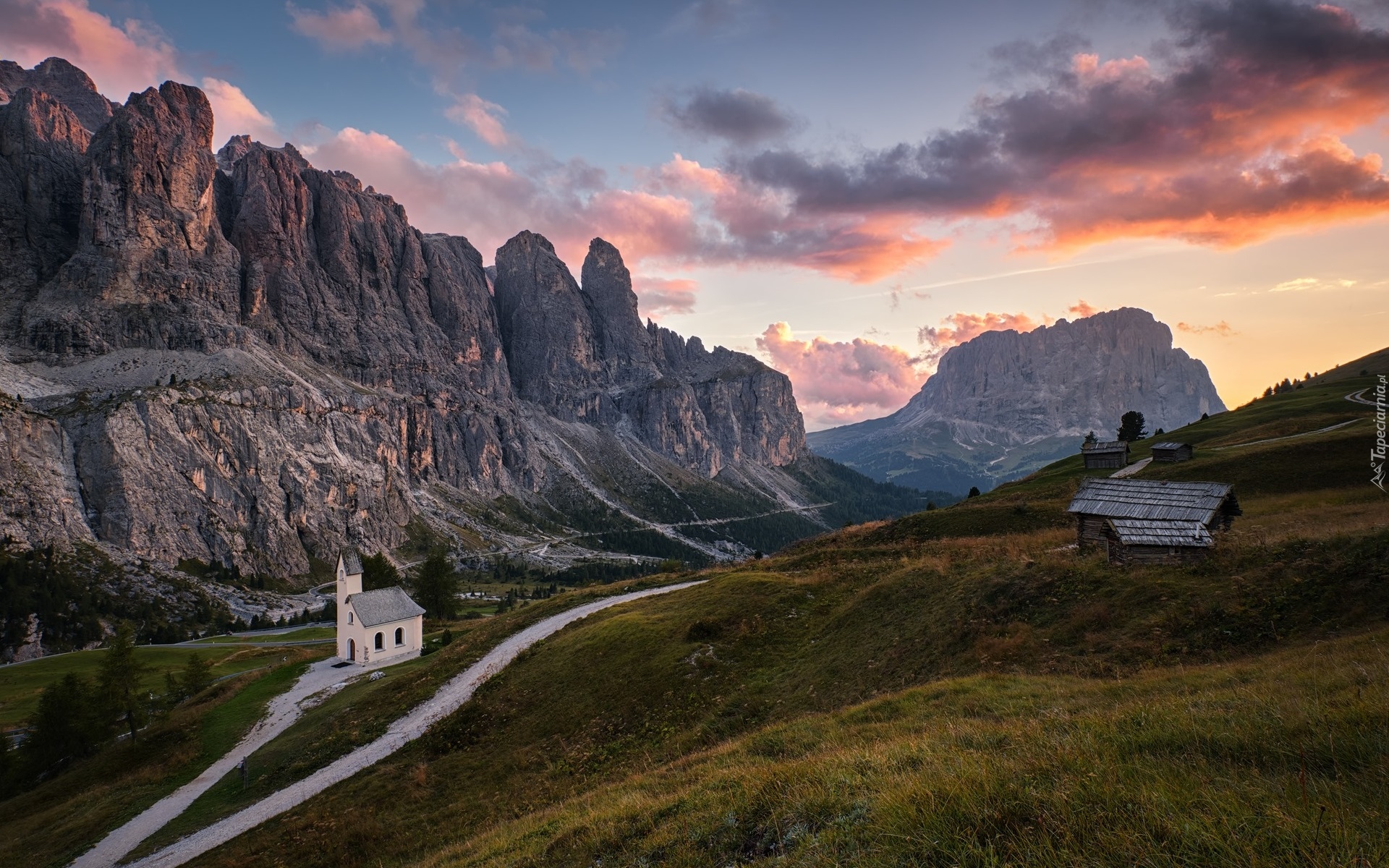 Góry, Dolomity, Las, Drzewa, Ścieżki, Kapliczka, Szopa, Chmury, Przełęcz, Gardena Pass, Włochy