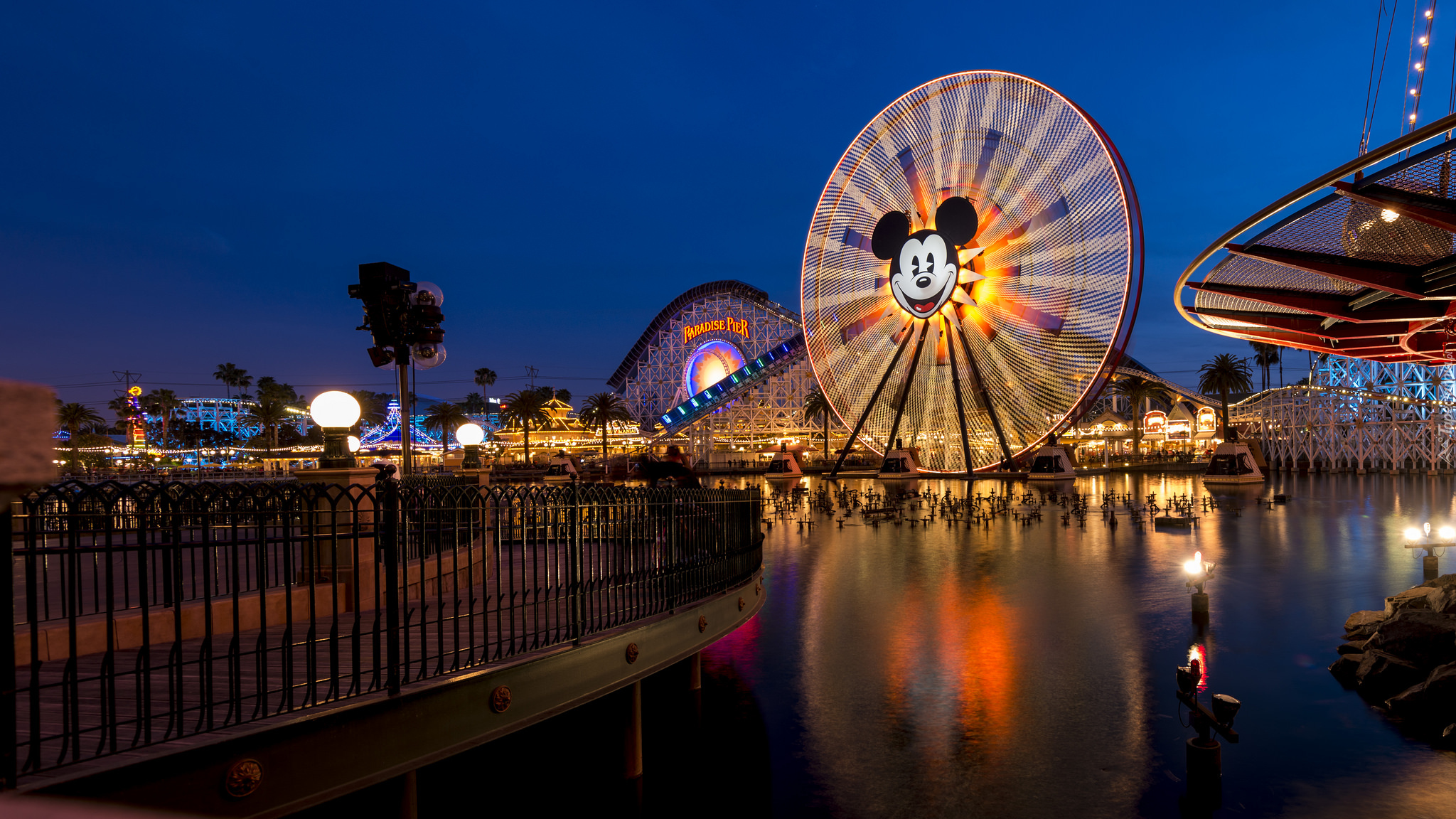 Stany Zjednoczone, Kalifornia, Anaheim, Park rozrywki, Disney California Adventure Park, Karuzele, Diabelski młyn, Rzeka, Noc