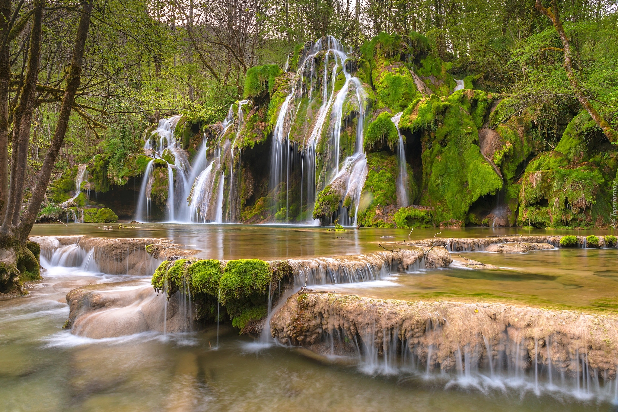 Wodospad, Kaskada Cascades de tufs, Miejscowość Baume Les Messieurs, Departament Jura, Francja