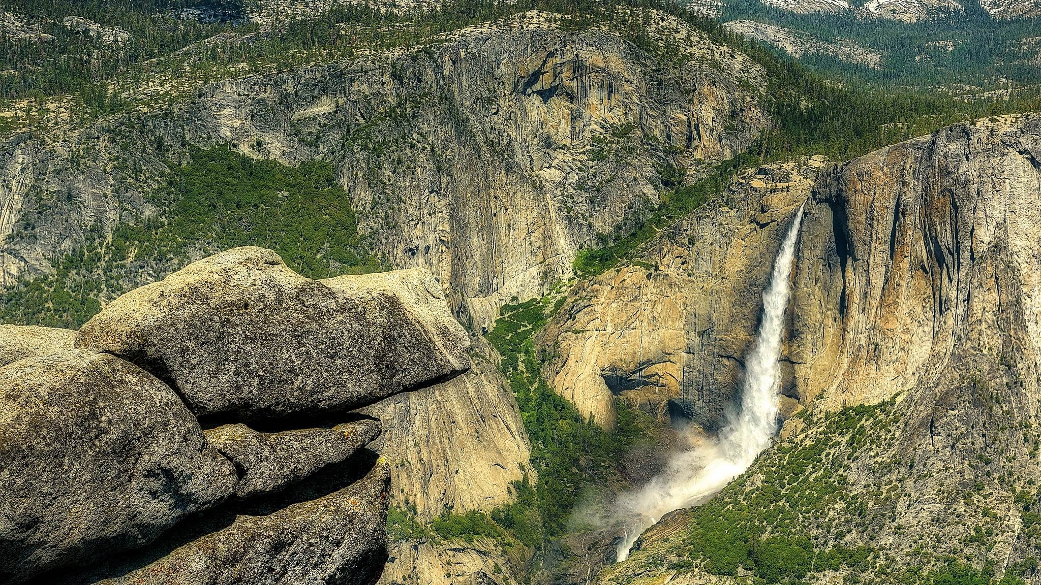 Wodospad, Yosemite Falls, Park Narodowy Yosemite, Góry, Sierra Nevada, Skały, Świerki, Kalifornia, Stany Zjednoczone