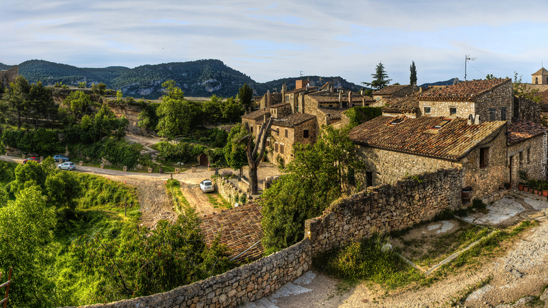 Hiszpania, Katalonia, Prowincja Tarragona, Wioska Siurana de Prades, Domy, Mur, Drzewa, Roślinność