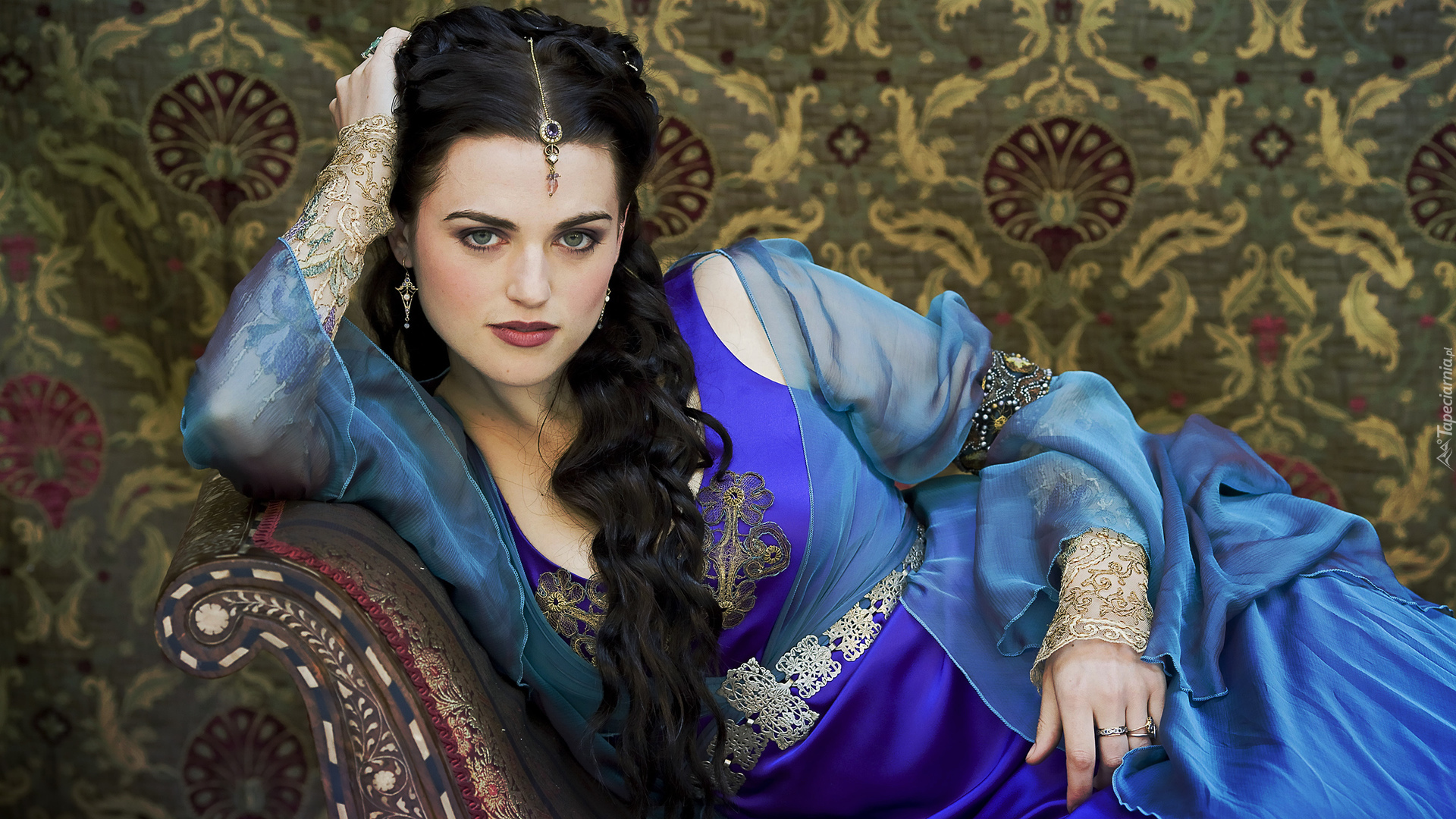 Seriale, Przygody Merlina, Aktorka, Katie McGrath, Postać, Morgana Pendragon, Sofa, Przygody Merlina