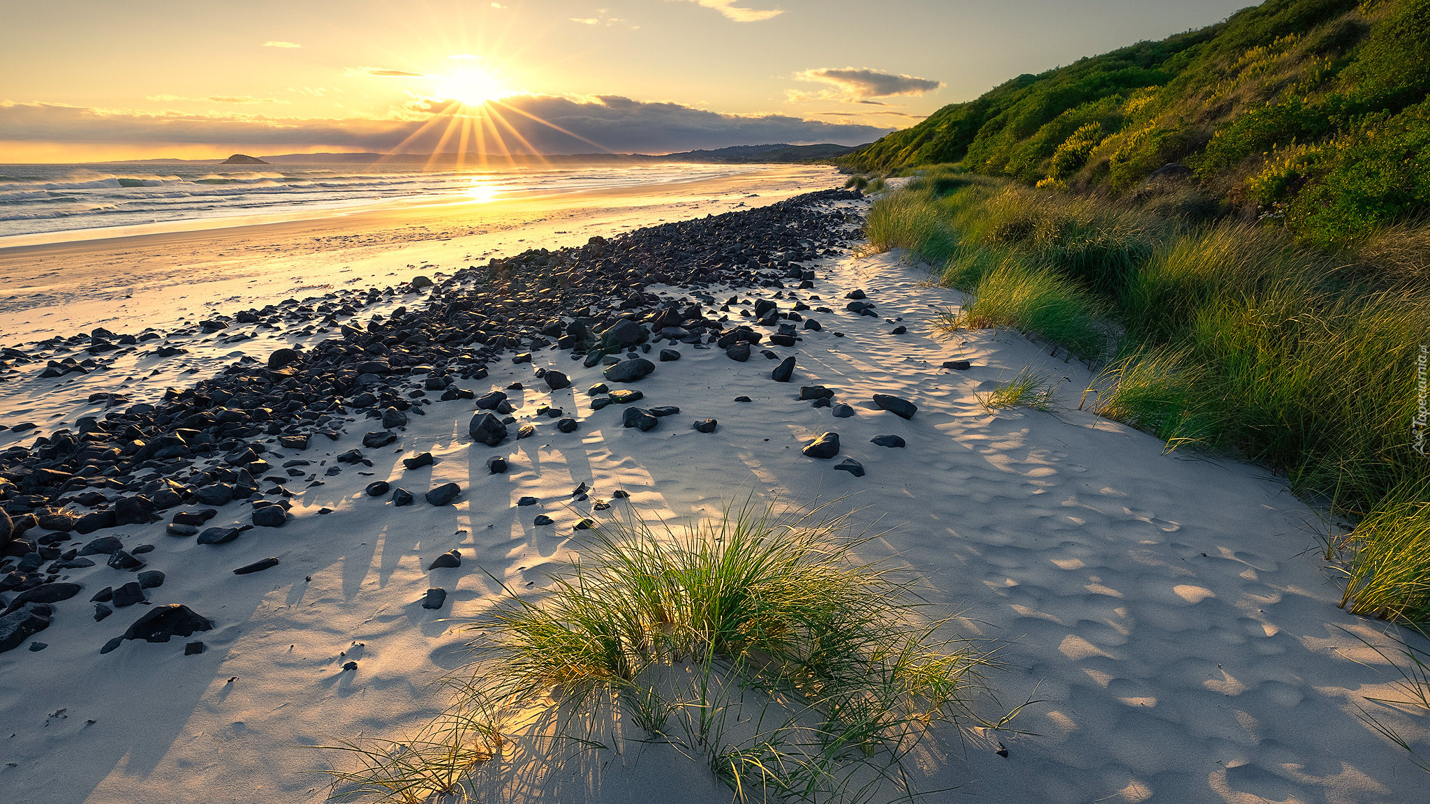 Wschód słońca, Morze, Plaża, Kamienie, Trawa, Skarpa