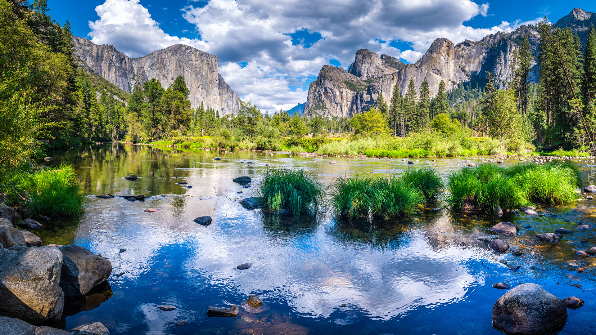 Góry, Rzeka, Merced River, Kępki, Zielona, Trawa, Park Narodowy Yosemite, Kalifornia, Stany Zjednoczone