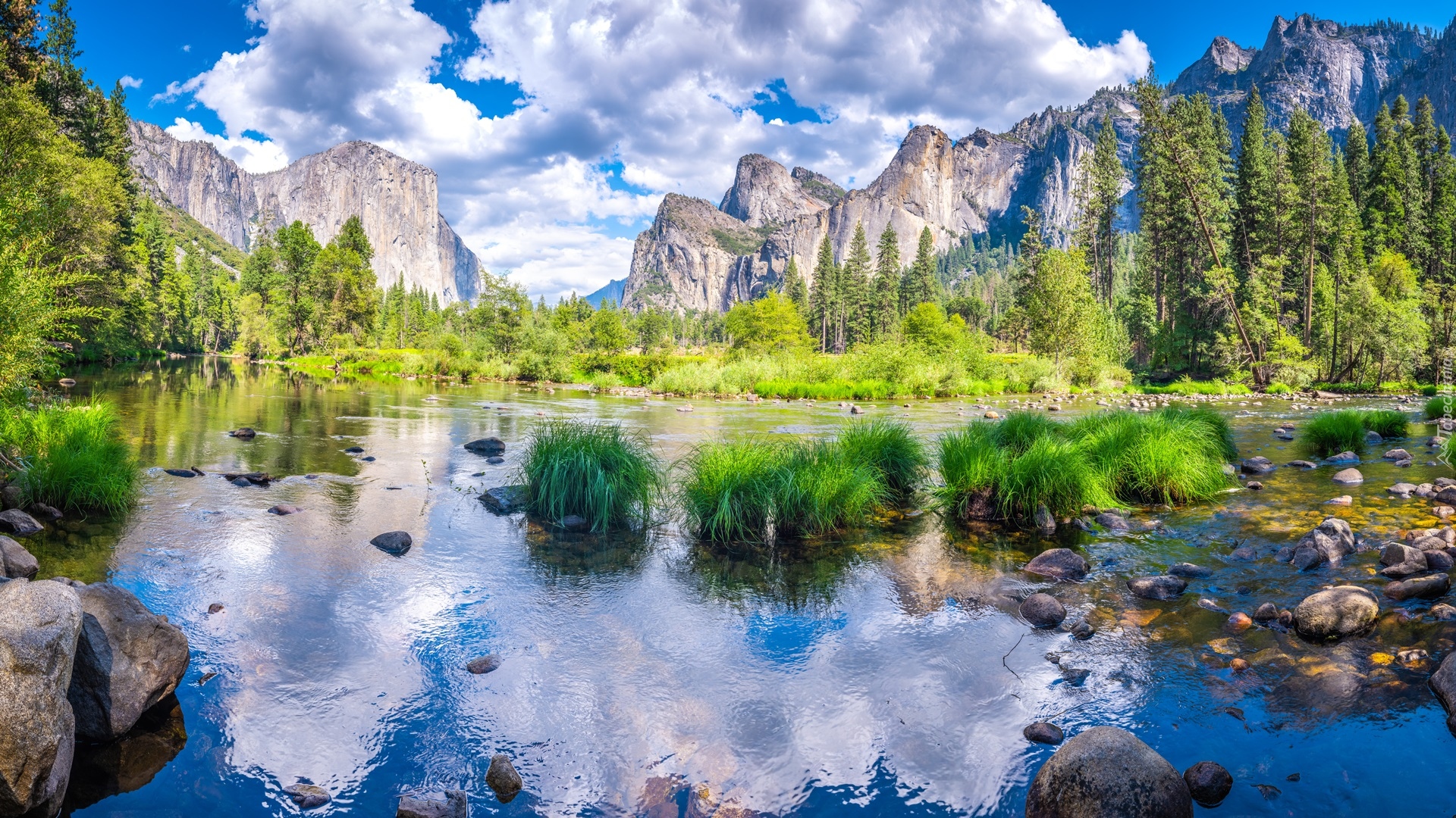 Stany Zjednoczone, Stan Kalifornia, Park Narodowy Yosemite, Zielona, Trawa, Rzeka Merced, Drzewa, Góry Sierra Nevada, Chmury
