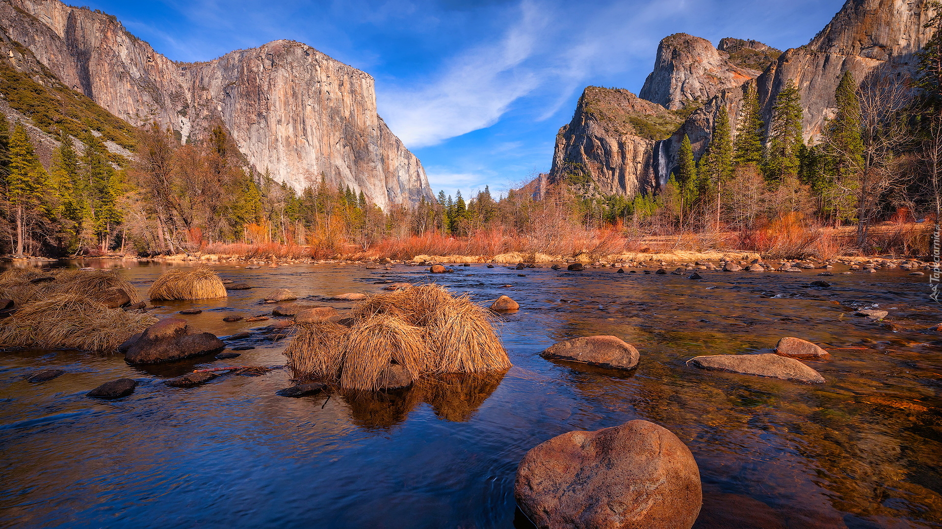 Park Narodowy Yosemite, Góry Sierra Nevada, Rzeka, Merced River, Kępy, Trawy, Kamienie, Drzewa, Chmury, Jesień, Kalifornia, Stany Zjednoczone