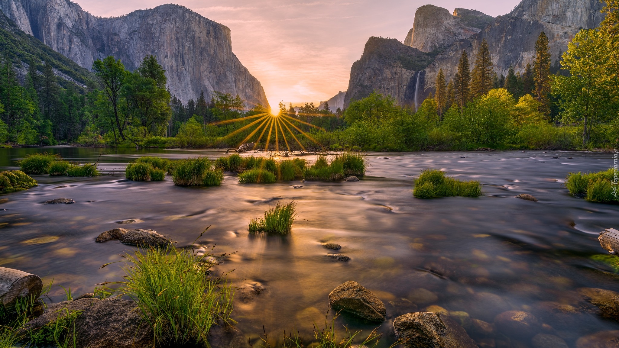 Góry, Rzeka, Merced River, Yosemite Valley, Park Narodowy Yosemite, Trawa, Promienie słońca, Stany Zjednoczone