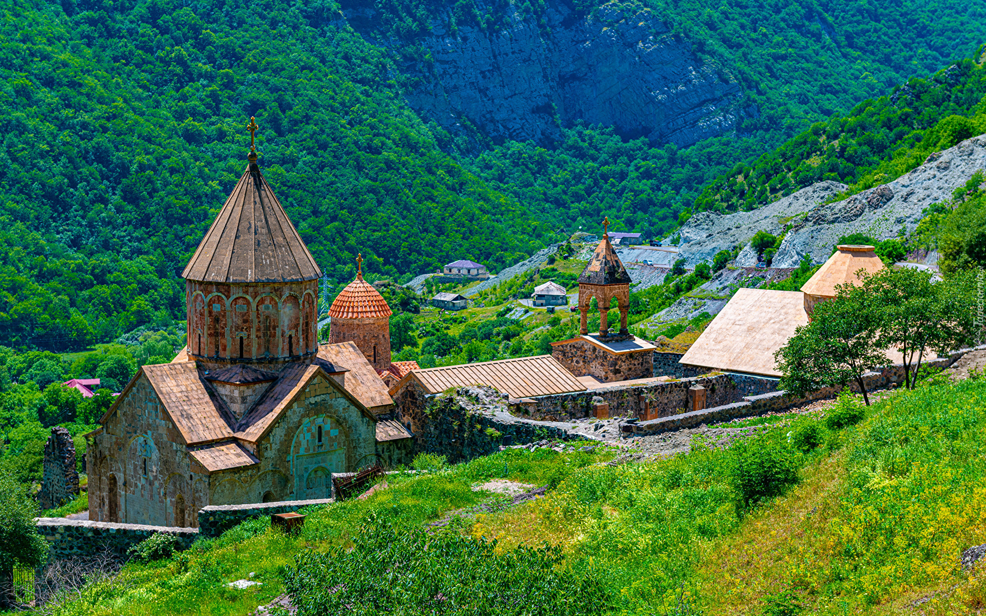 Klasztor, Dadivank, Wieża, Góry, Lasy, Drzewa, Trawa, Górski Karabach, Azerbejdżan