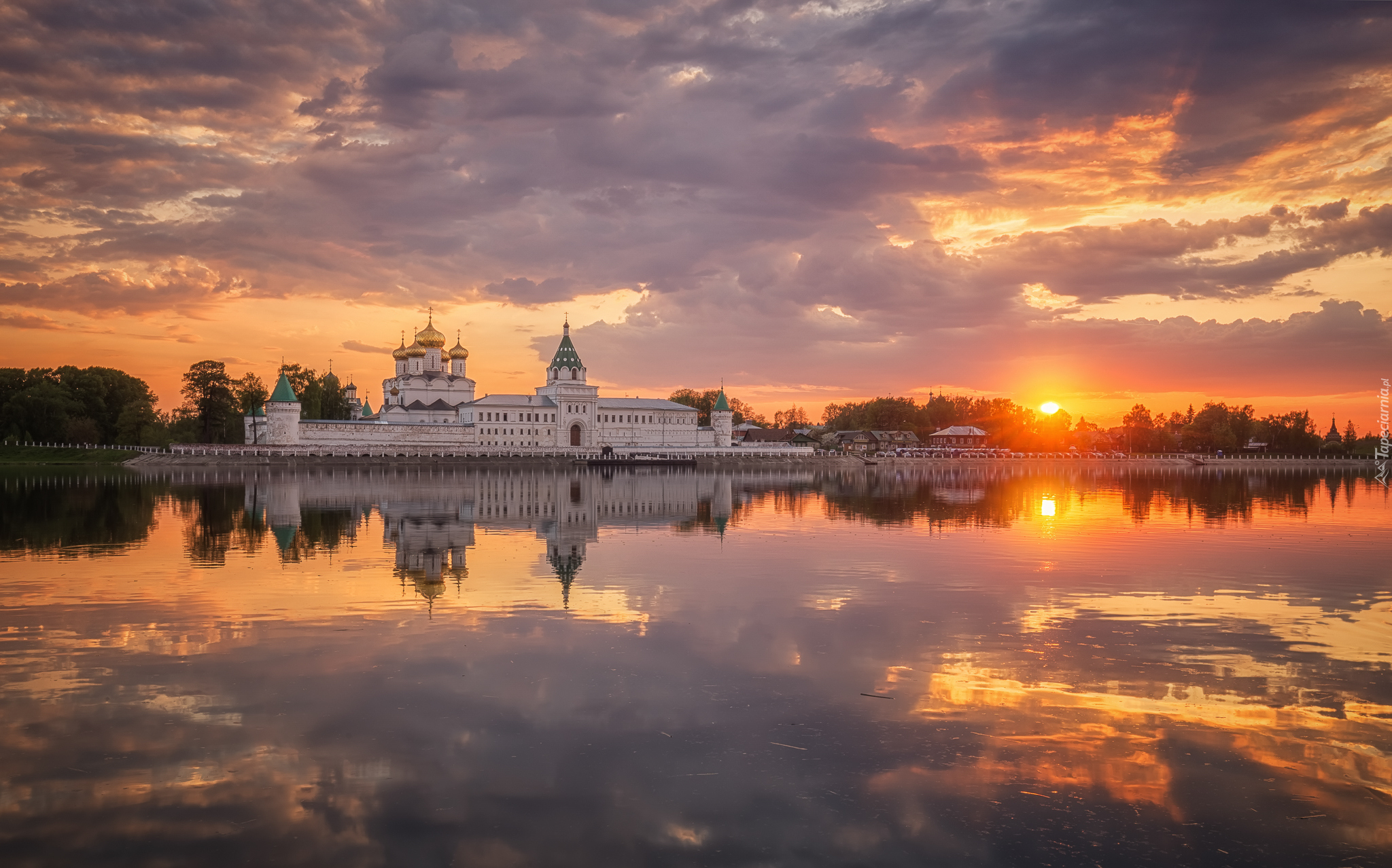 Klasztor Świętej Trójcy i św. Hipacego, Monaster Ipatiewski, Rzeka Kostroma, Zachód słońca,  Kostroma, Rosja