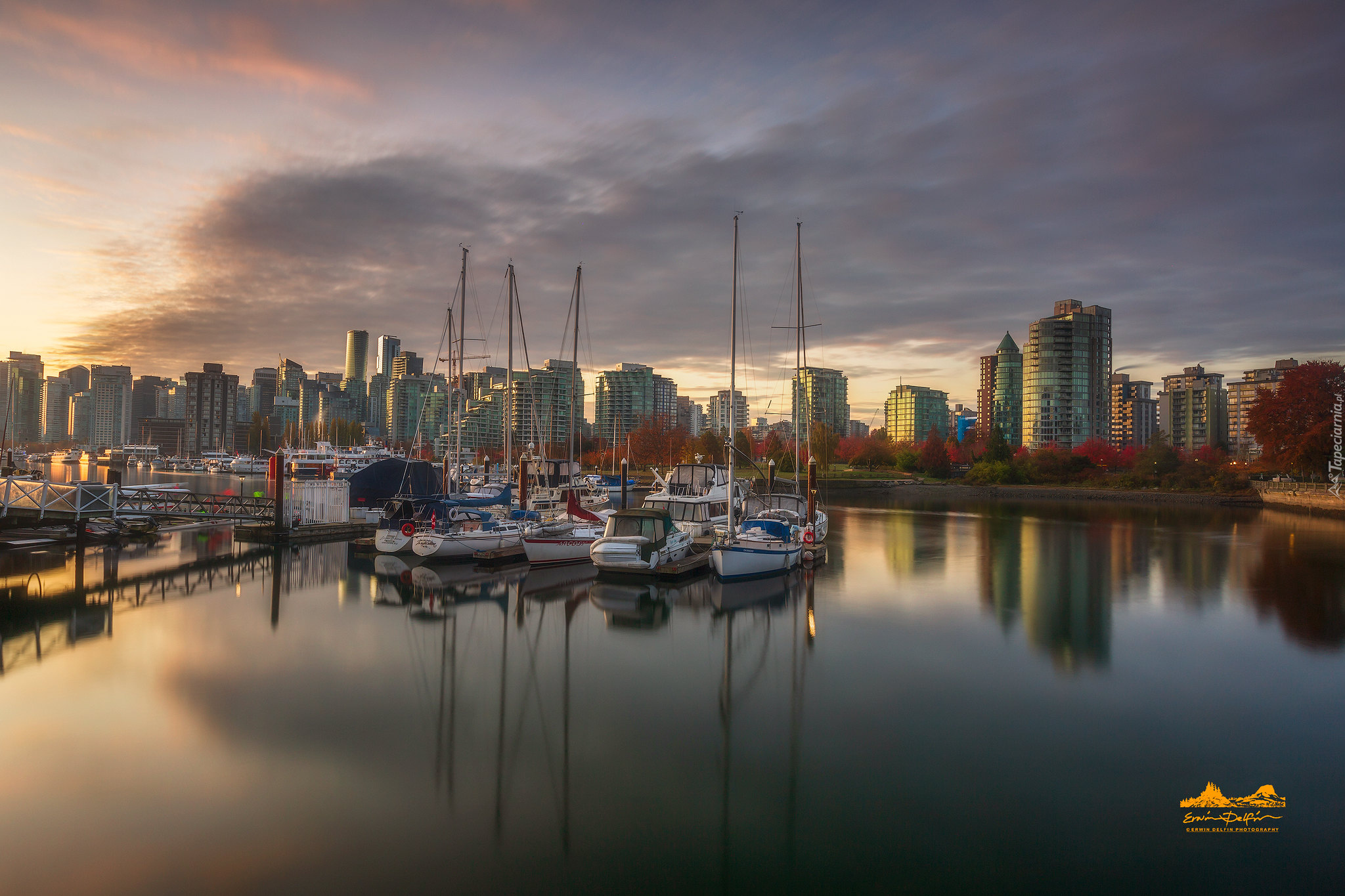 Stanley Park Marina, Przystań, Klub jachtowy, Żaglówki, Jachty, Wieżowce, Wschód słońca, Chmury, Jesień, Vancouver, Prowincja Kolumbia Brytyjska, Kanada