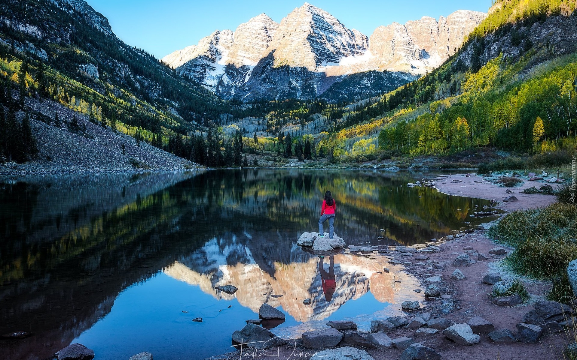 Góry Skaliste, Szczyty Maroon Bells, Jezioro Maroon Lake, Drzewa, Jesień, Kobieta, Odbicie, Stan Kolorado, Stany Zjednoczone