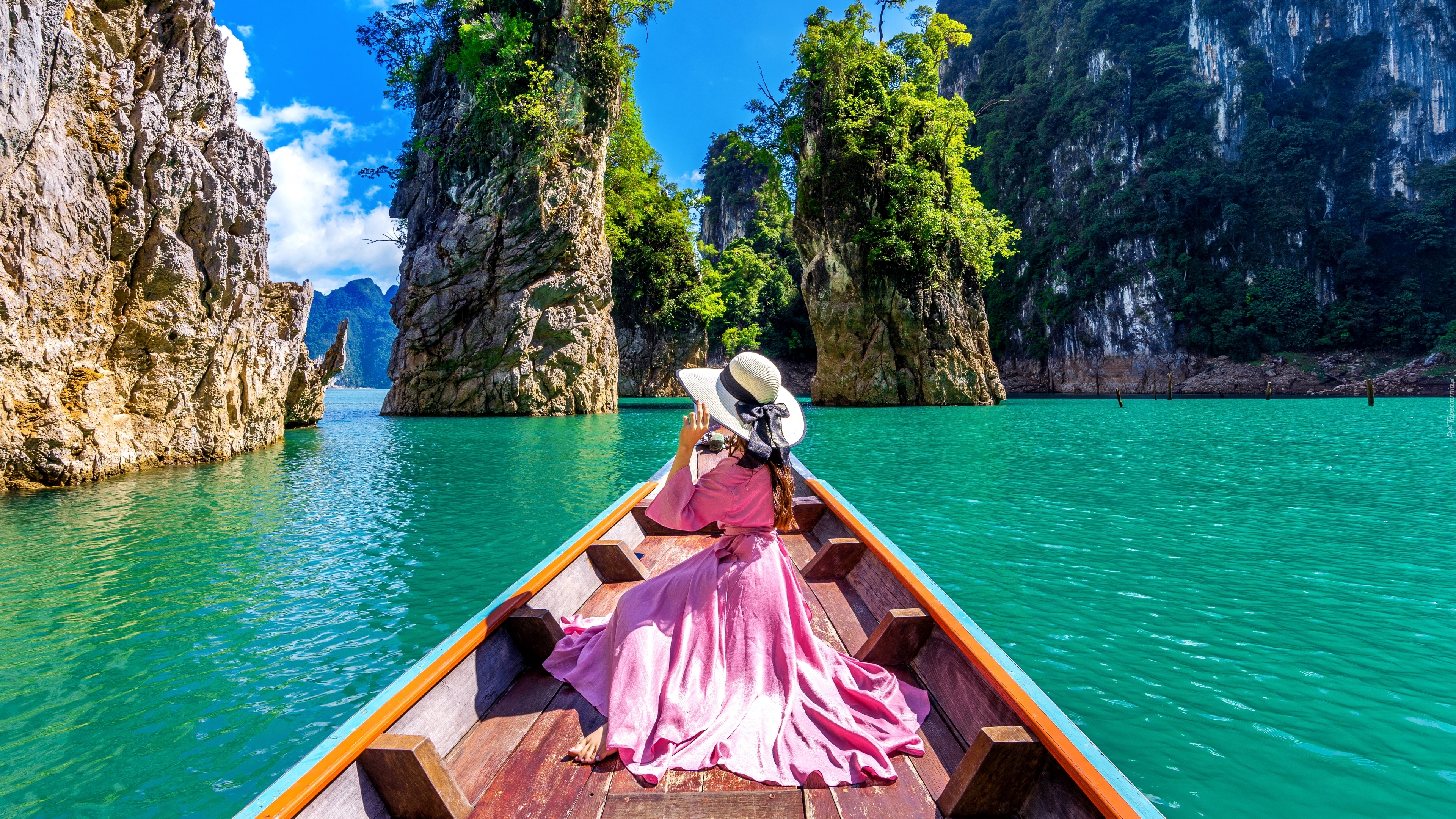 Kobieta, Różowa, Sukienka, Kapelusz, Łódka, Park Narodowy Khao Sok, Drzewa, Skały, Jezioro Ratchaprapha, Prowincja Surat Thani, Tajlandia