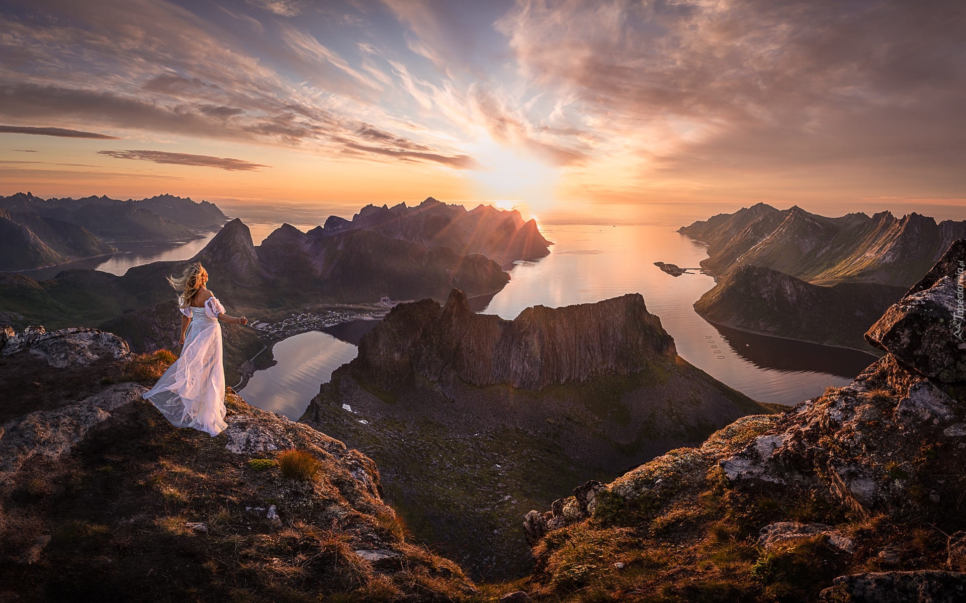 Morze, Góry, Kobieta, Zachód słońca, Chmury, Wyspa Senja, Norwegia