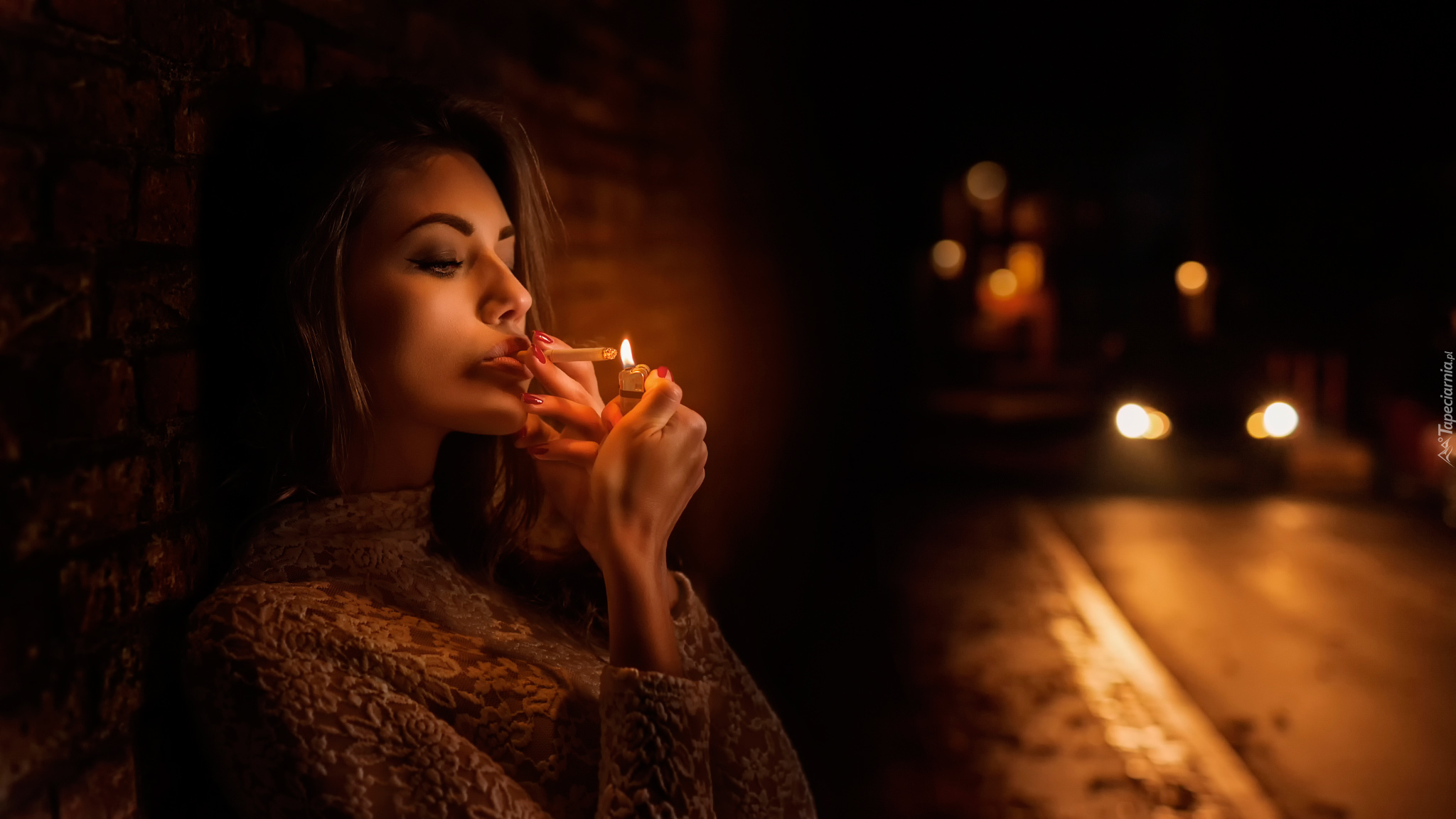 Поздно вечером девушка. Женщина в ночи. Девушка курит. Девушка с сигаретой. Красивая девушка с сигаретой.