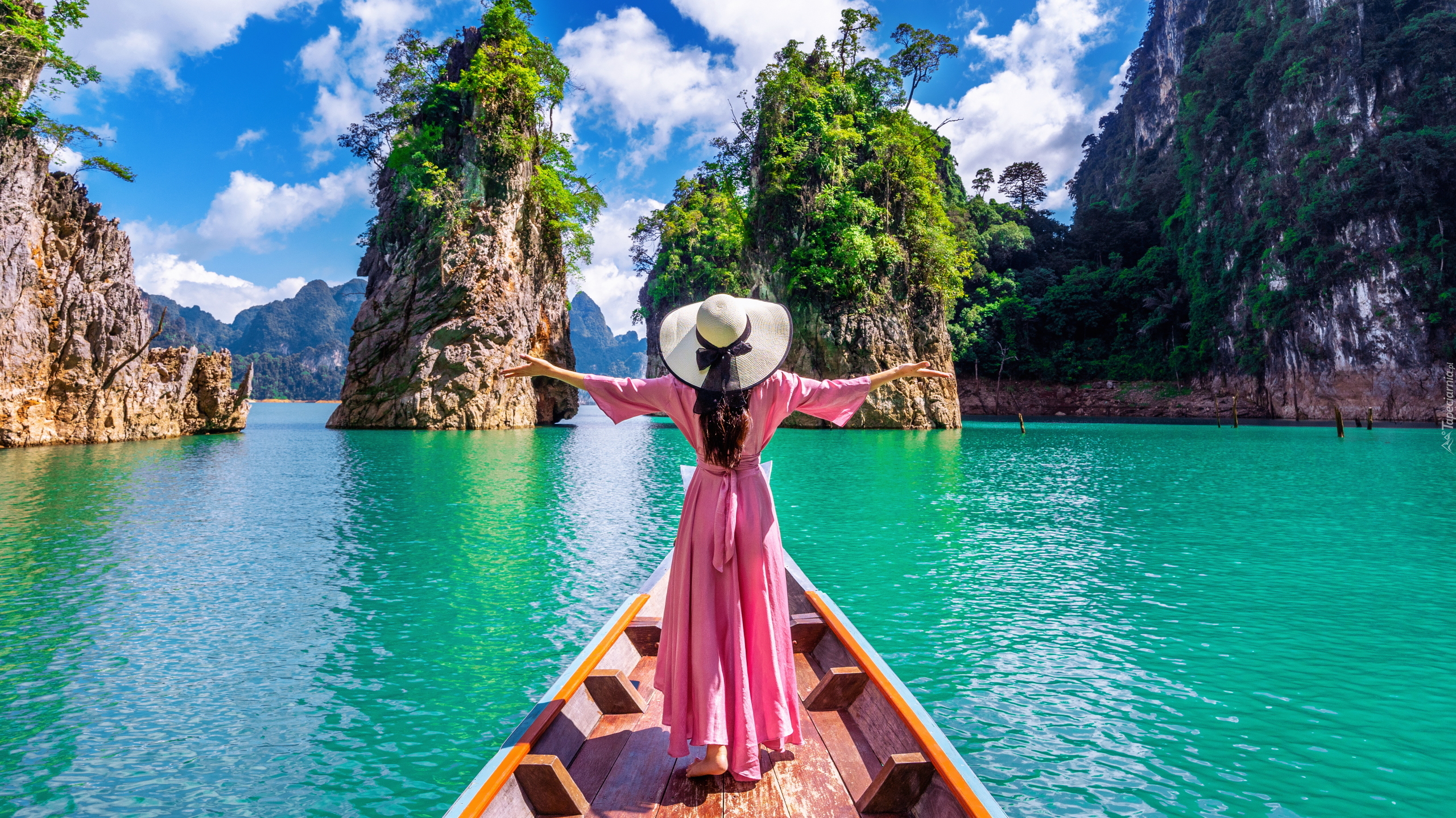 Kobieta, Różowa, Sukienka, Kapelusz, Łódka, Park Narodowy Khao Sok, Skały, Drzewa, Jezioro, Ratchaprapha Prowincja Surat Thani, Tajlandia
