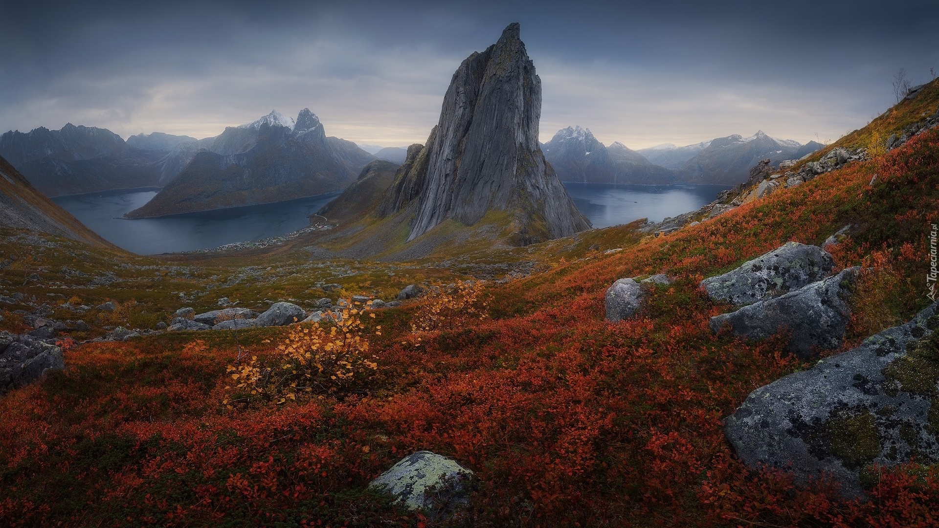 Norwegia, Morze, Wyspa Senja, Góra Segla, Chmury, Skały, Jesień, Roślinność