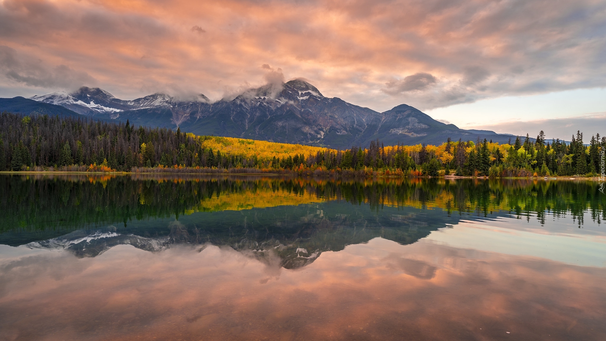 Kanada, Prowincja Alberta, Park Narodowy Jasper, Jezioro, Patricia Lake, Jesień, Góry, Drzewa, Odbicie