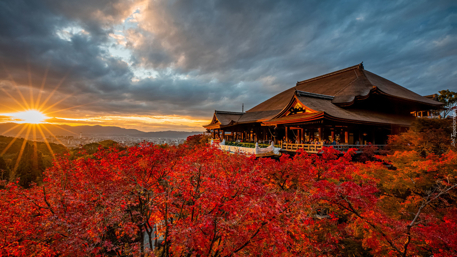 Japonia, Kioto, Dzielnica Higashiyama, Świątynia, Kiyomizu-dera, Jesień, Drzewa, Promienie słońca