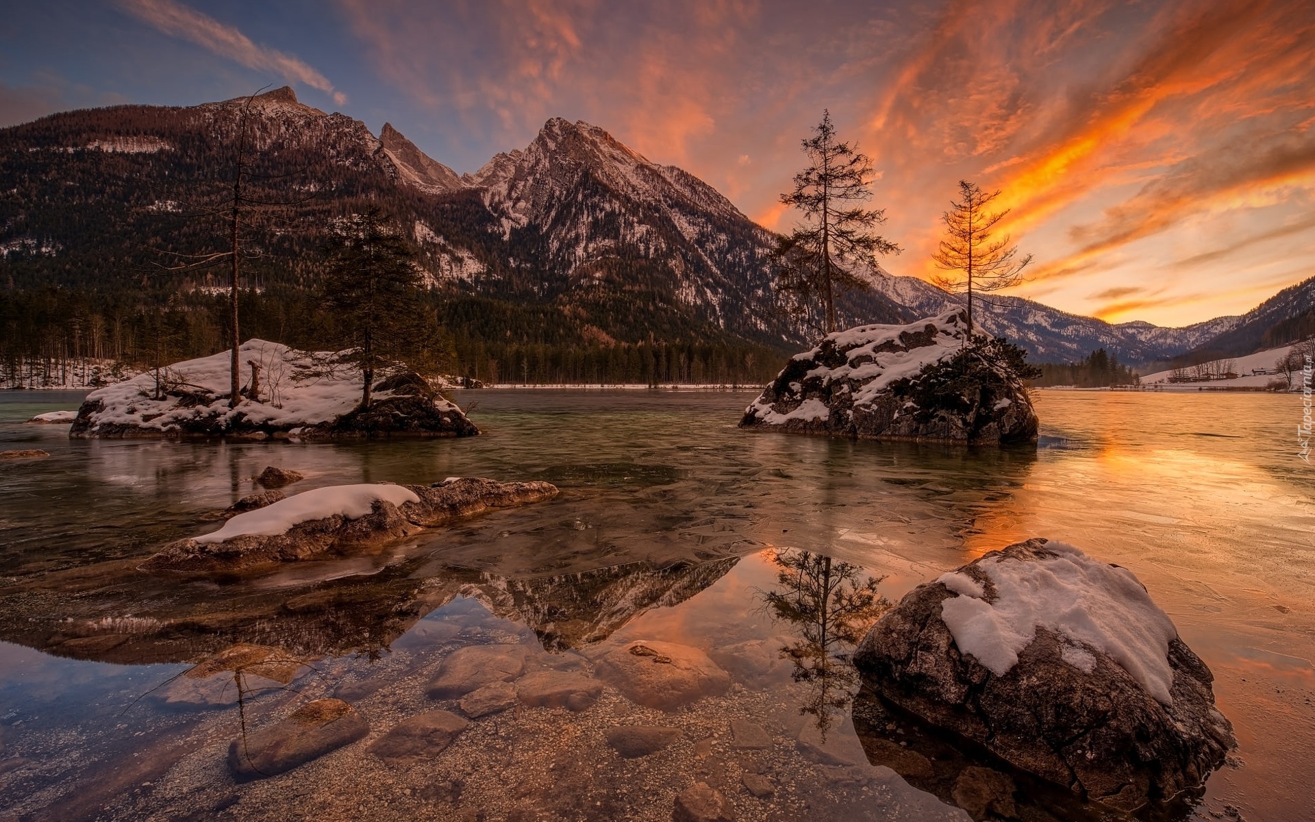 Zima, Jezioro Hintersee, Góry Alpy, Skały, Drzewa, Chmury, Zachód słońca, Gmina Berchtesgadener, Bawaria, Niemcy