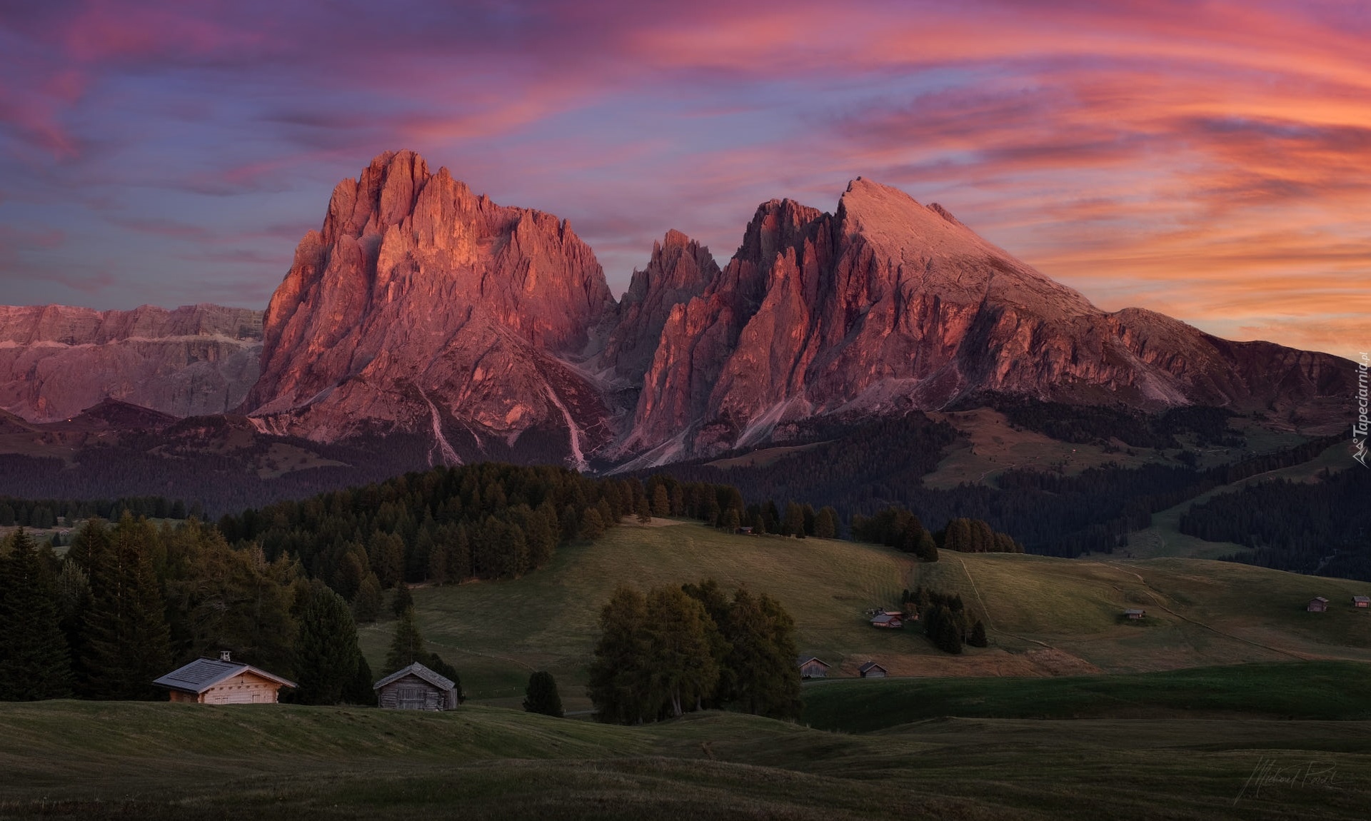 Dolomity, Góry, Sassolungo, Płaskowyż, Seiser Alm, Dolina Val Gardena, Drzewa, Drewniane, Domki, Chmury, Włochy