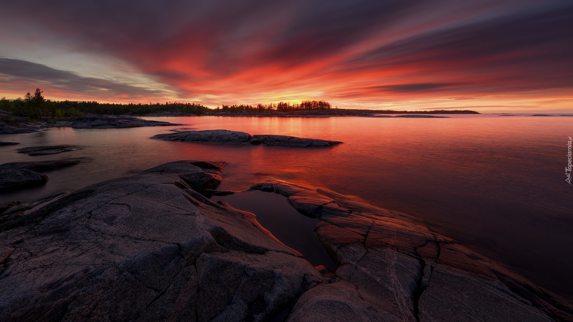 Duże Jezioro W Rosji Krzyżówka Kolorowy zachód słońca nad Jeziorem Ładoga w Rosji