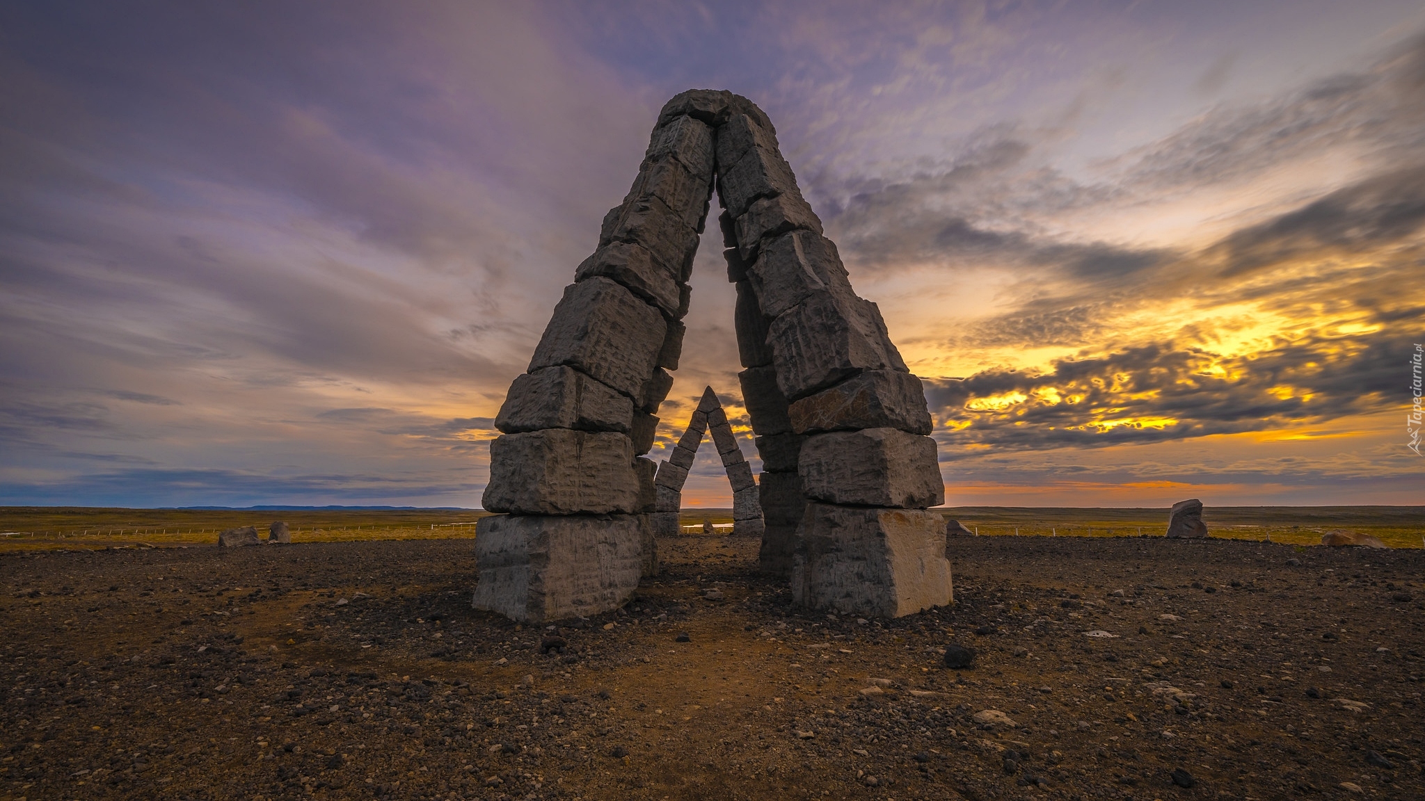 Głazy, Zachód słońca, Łuk skalny, Pomnik, Arctic Henge, Raufarhofn, Islandia