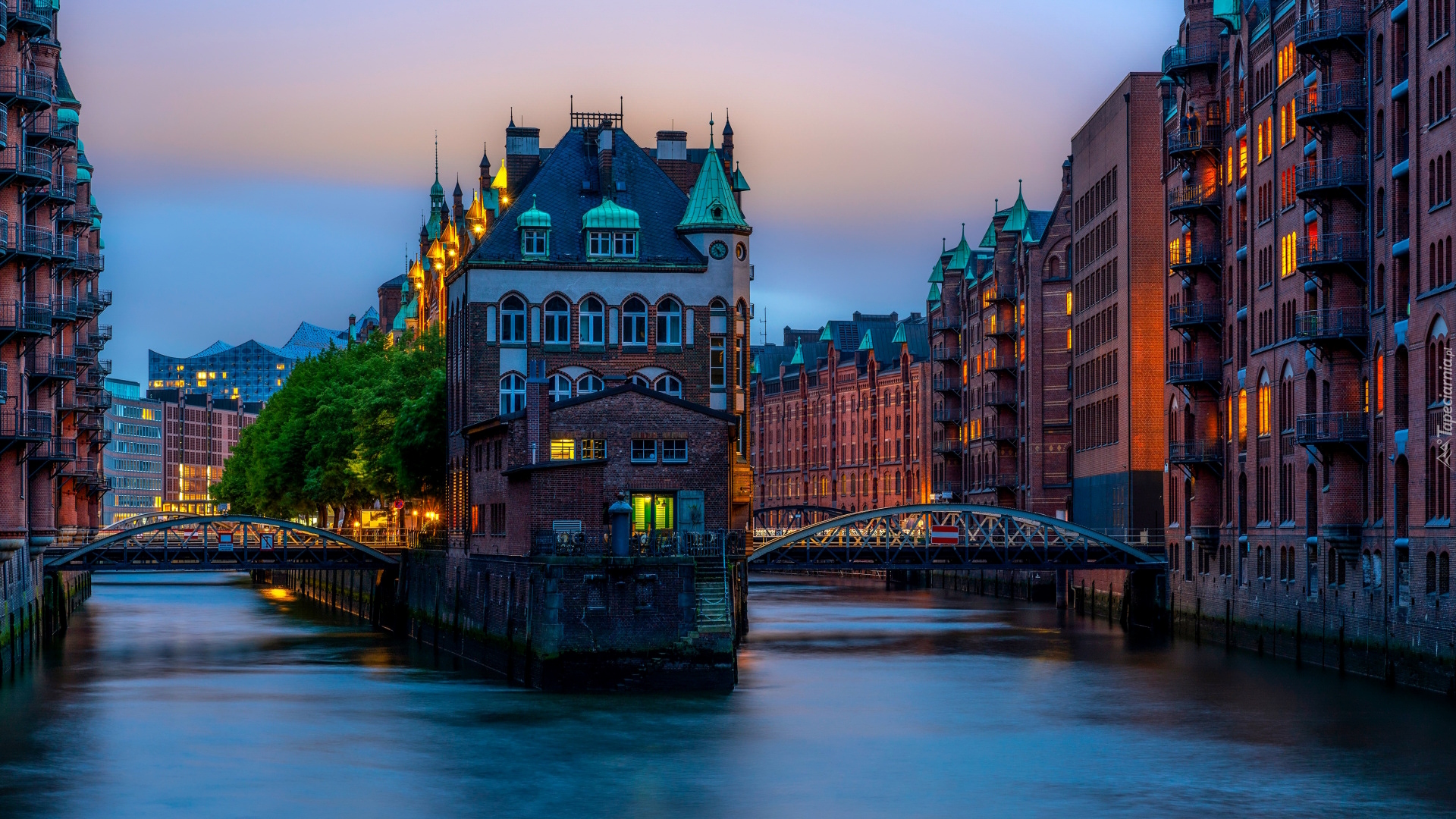 Niemcy, Hamburg, Speicherstadt, Budynki, Kanały, Mosty, Światła, Drzewa, Zmierzch