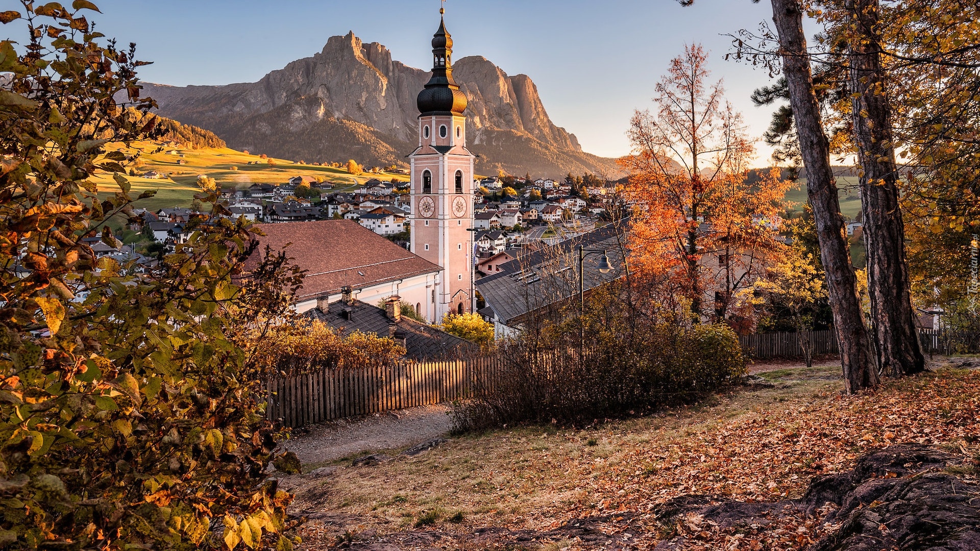 Włochy, Prowincja Bolzano, Kastelruth, Jesień, Drzewa, Domy, Kościół, Campanile di Castelrotto, Góry, Dolomity