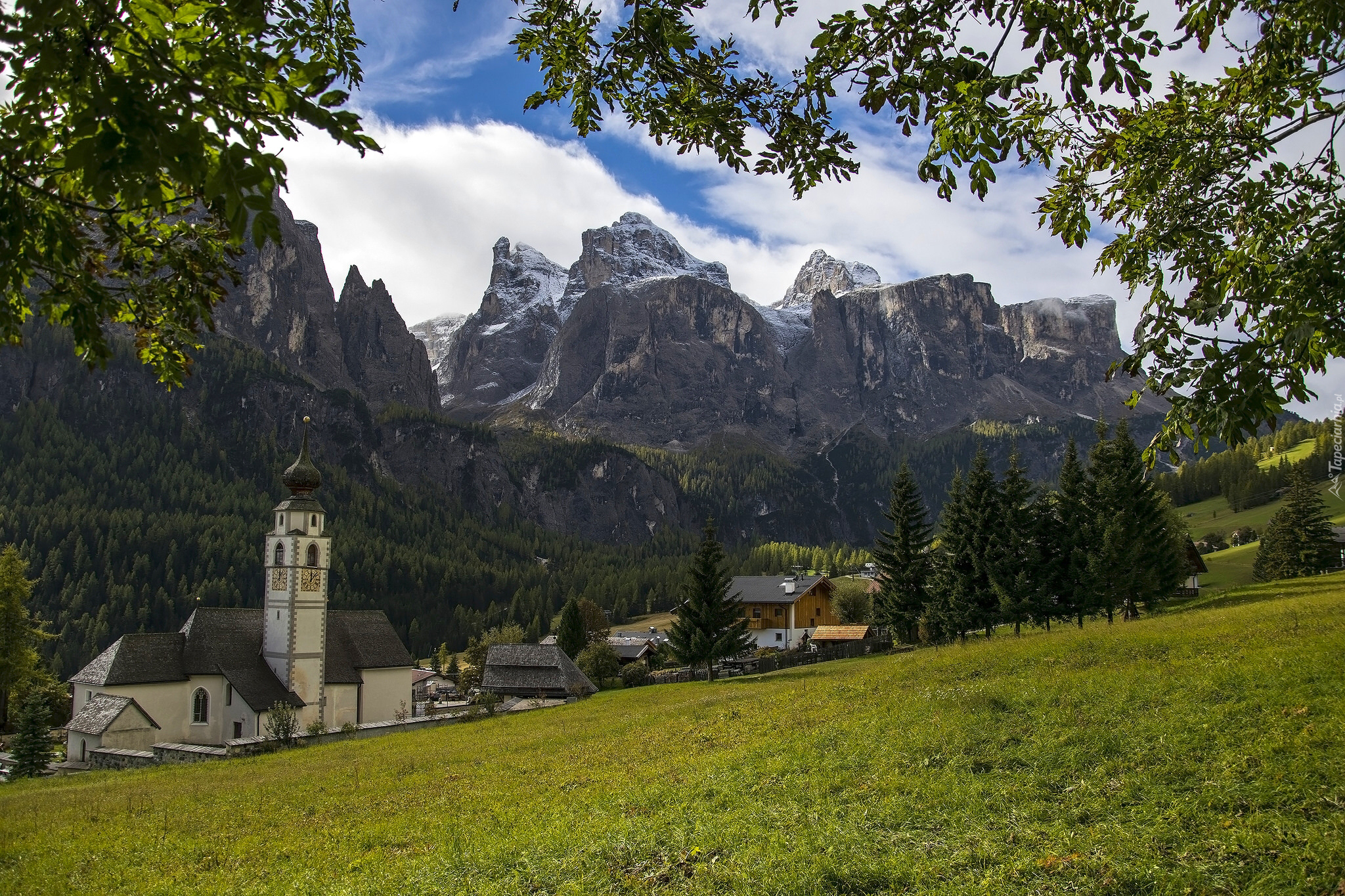 Włochy, Prowincja Bolzano, Alta Badia, Góry Dolomity, Drzewa, Kościół Colfosco, Domy, Chmury