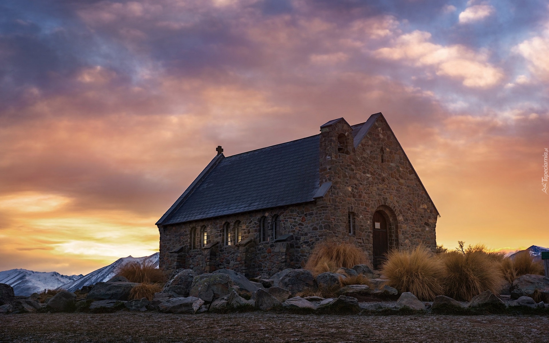 Nowa Zelandia, Mackenzie Basin, Church of the Good Shepherd, Kościół Dobrego Pasterza, Roślinność, Kępy, Trawy, Kamienie, Zachód słońca