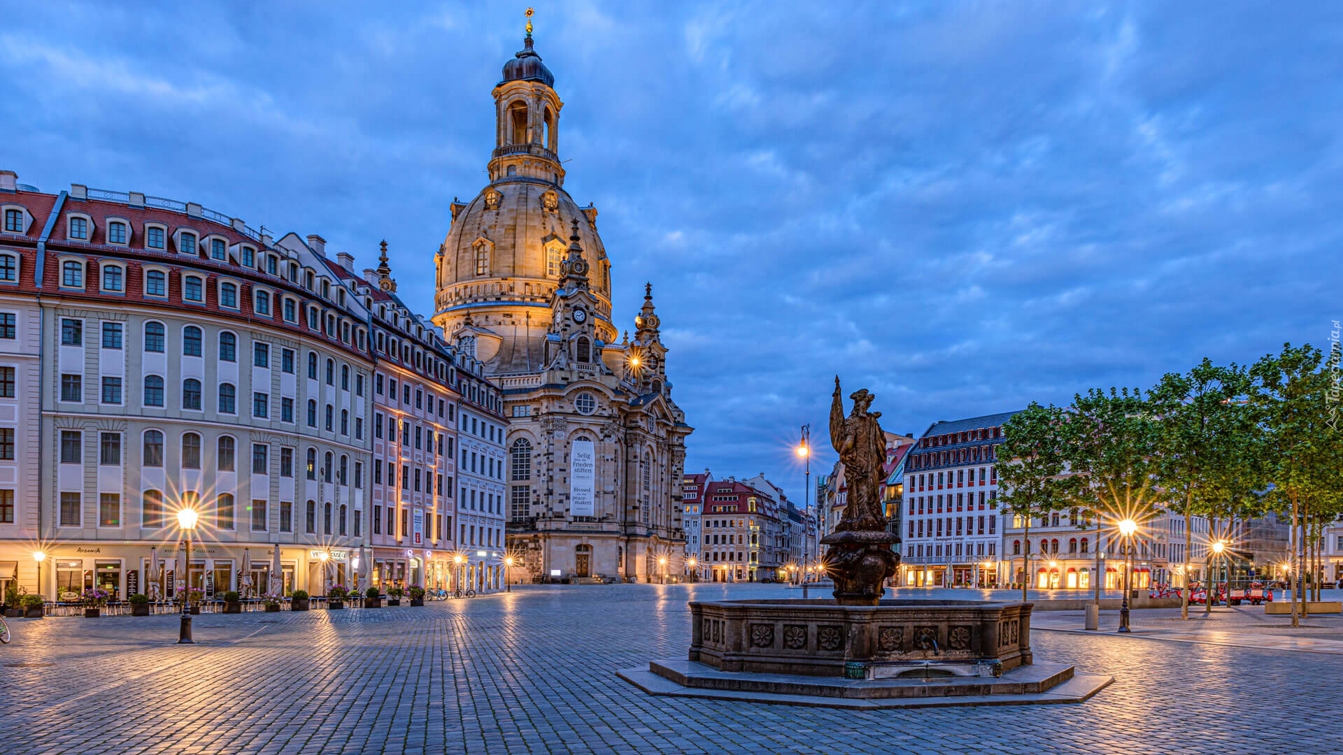 Niemcy, Drezno, Kościół Marii Panny, Frauenkirche, Domy, Pomnik, Światła