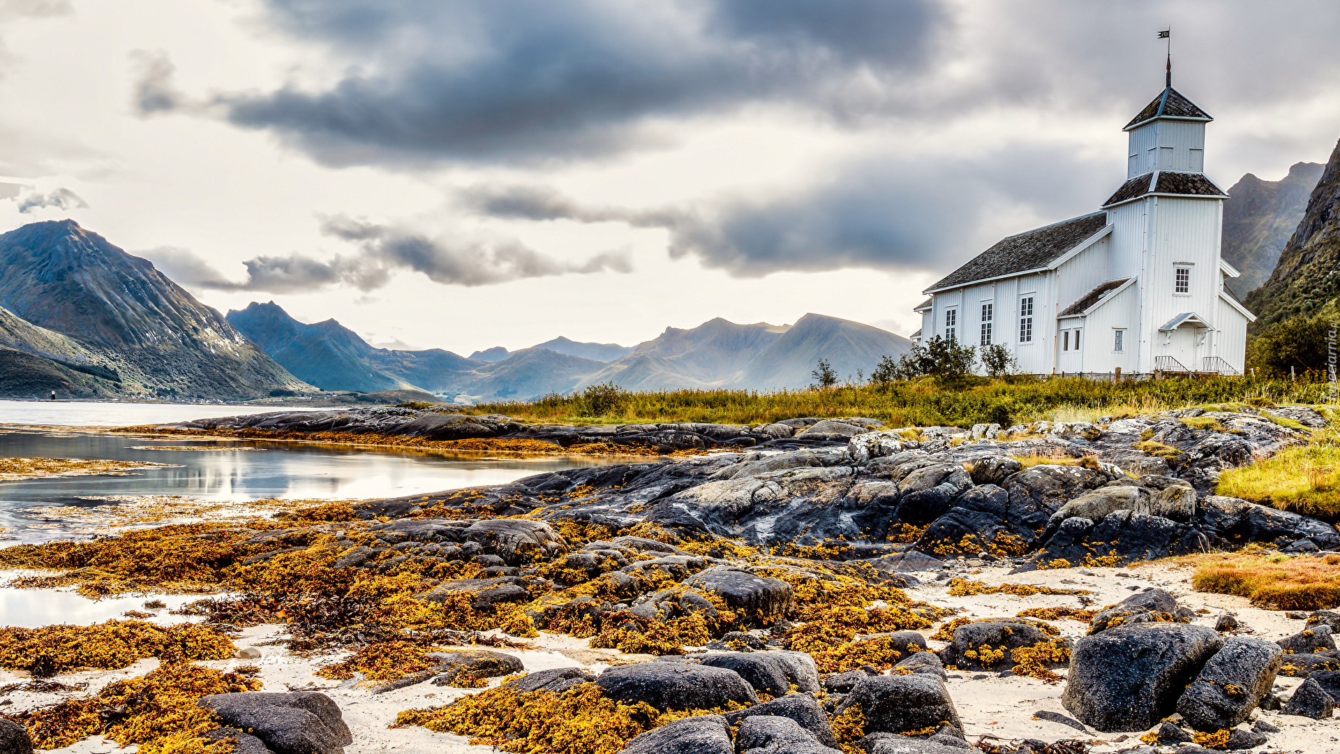 Kościół, Gimsoy Kirke, Jezioro, Kamienie, Trawa, Góry, Niebo, Vagan, Norwegia