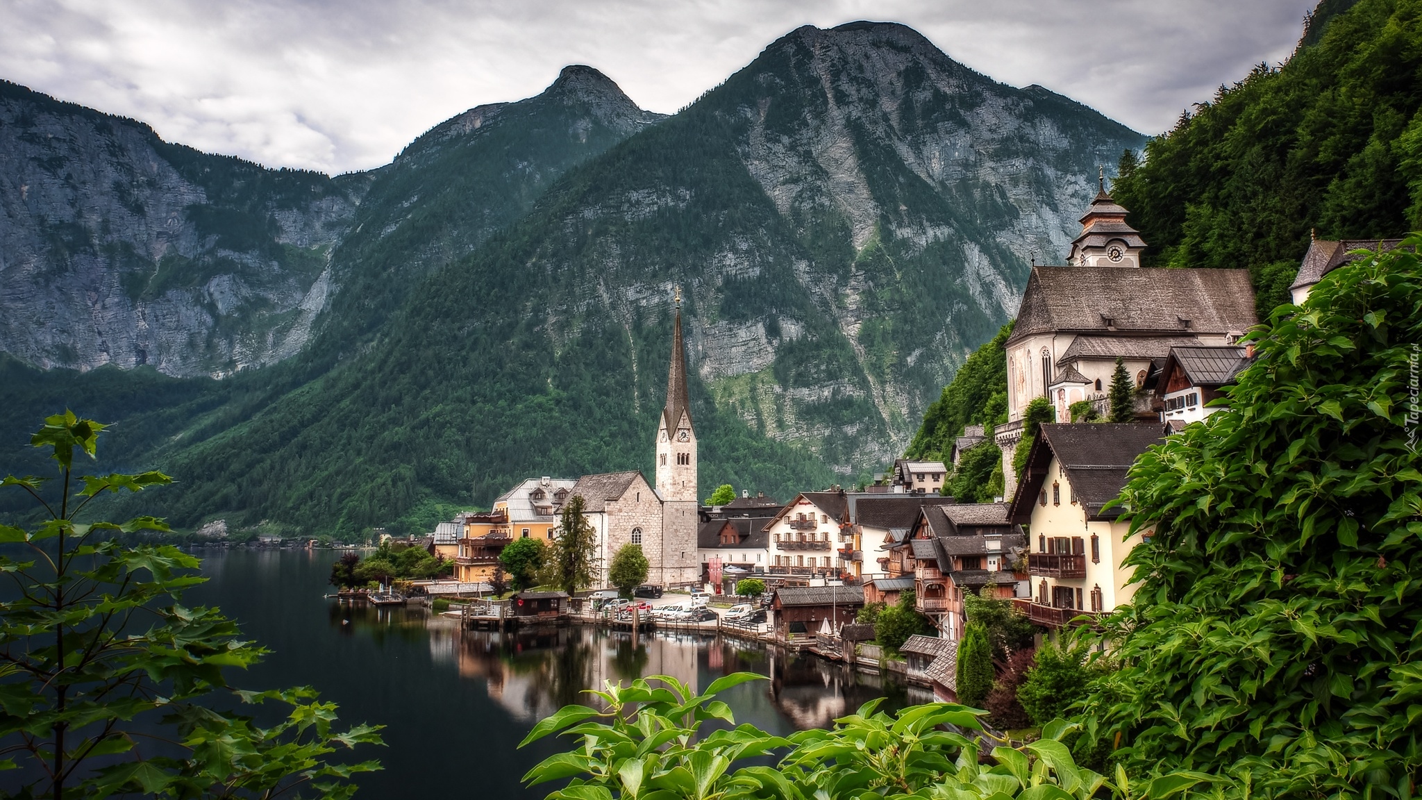 Góry, Alpy Salzburskie, Jezioro Hallstattersee, Hallstatt, Domy, Kościół, Austria