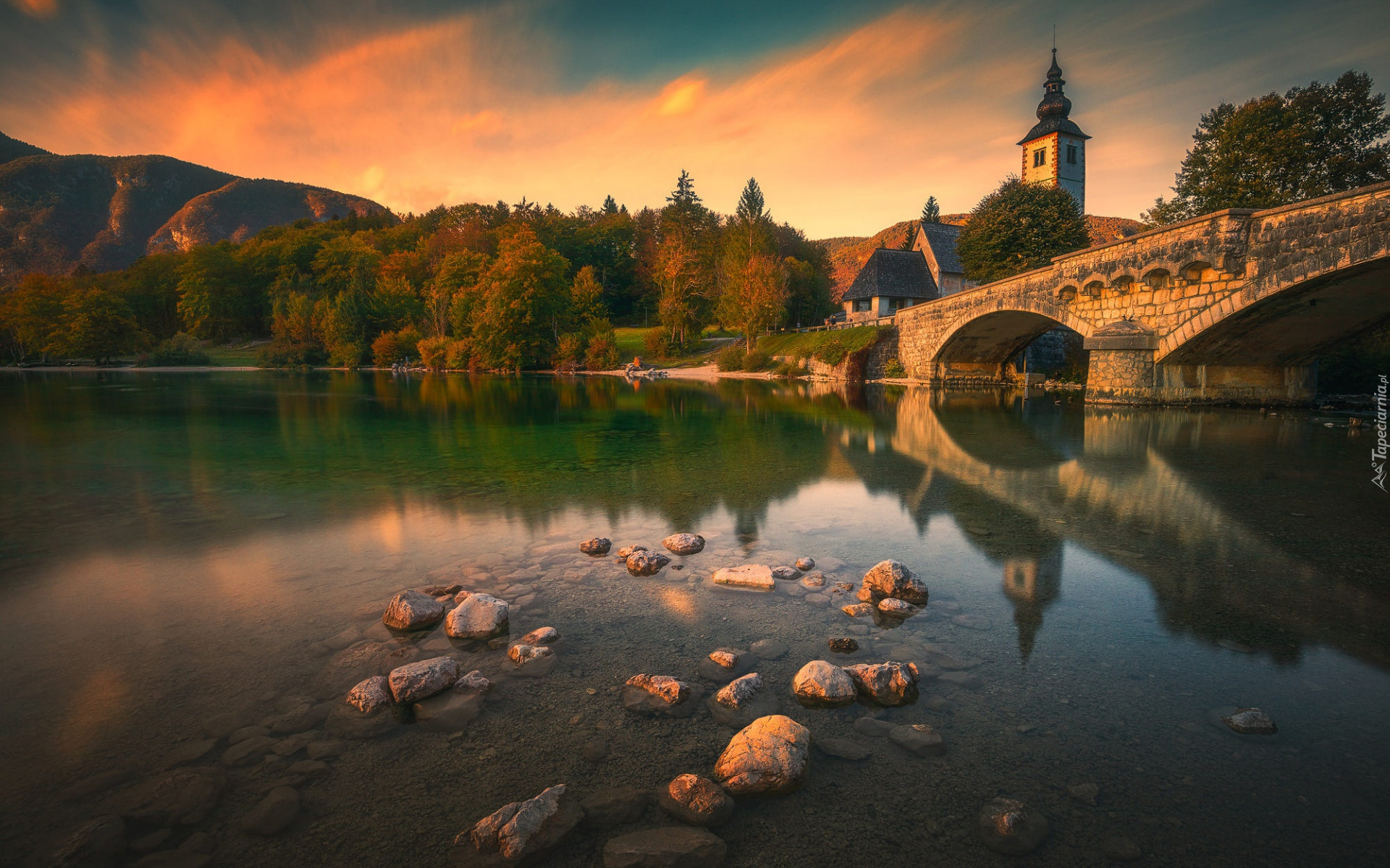 Słowenia, Gmina Bohinj, Kościół św Jana, Drzewa, Most, Jezioro Bohinj