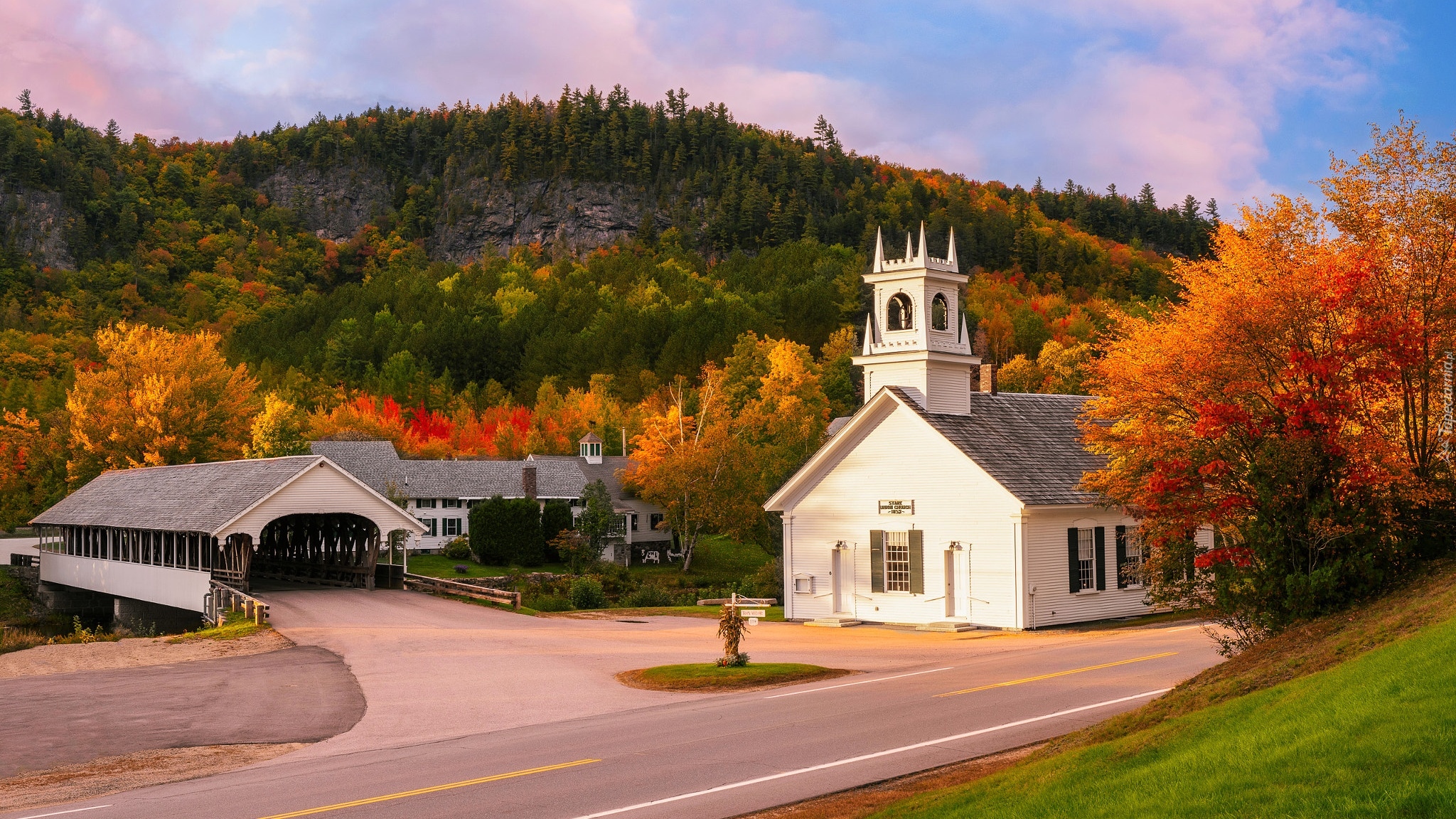 Stany Zjednoczone, New Hampshire, Wieś Stark, Most, Kościół, Jesień, Wzgórza, Drzewa