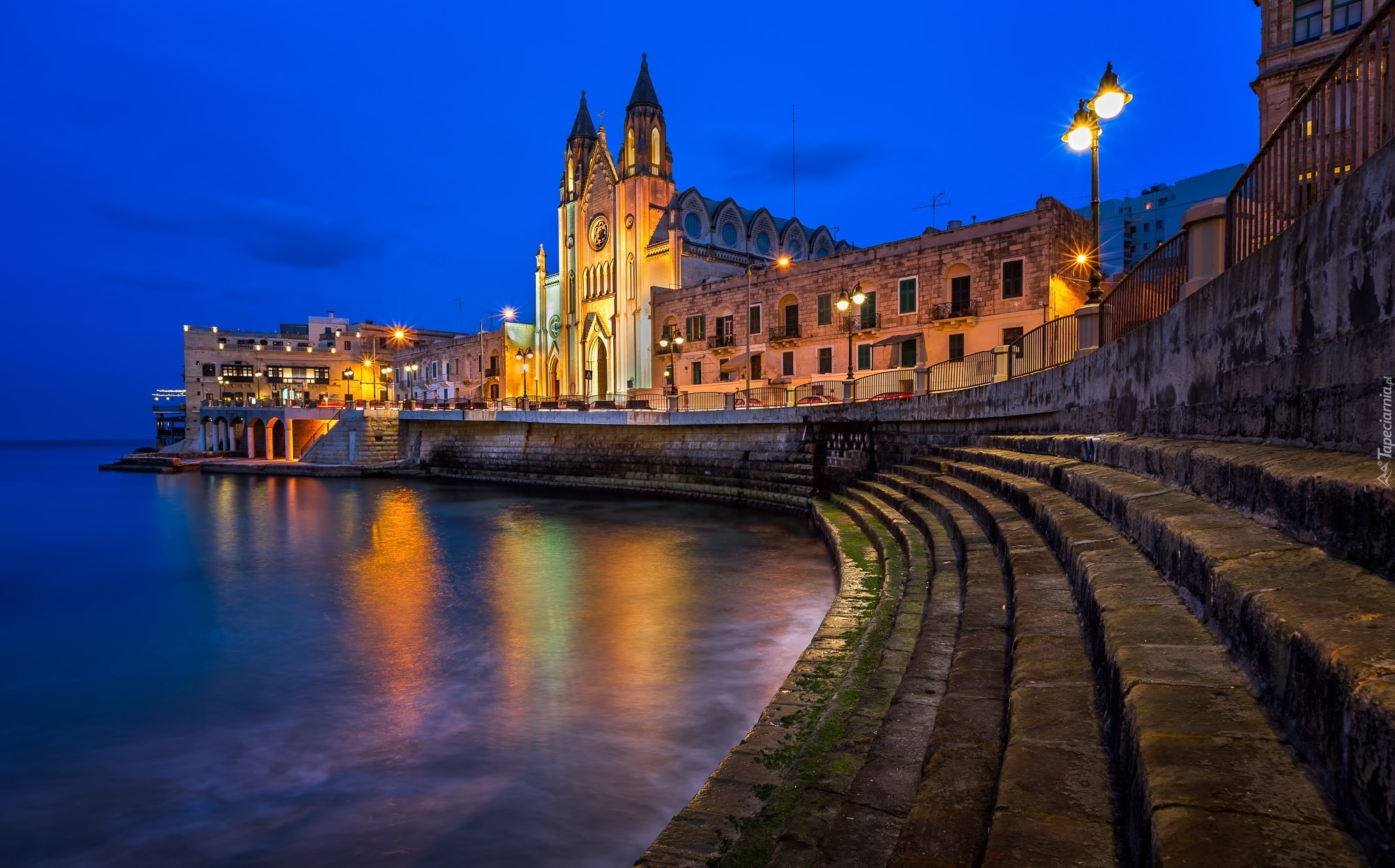 Malta, Saint Julians, Zatoka Balluta Bay, Schody, Kościół Karmelitów, Kościół parafialny pw. Najświętszej Marii Panny z Góry Karmel, Światła