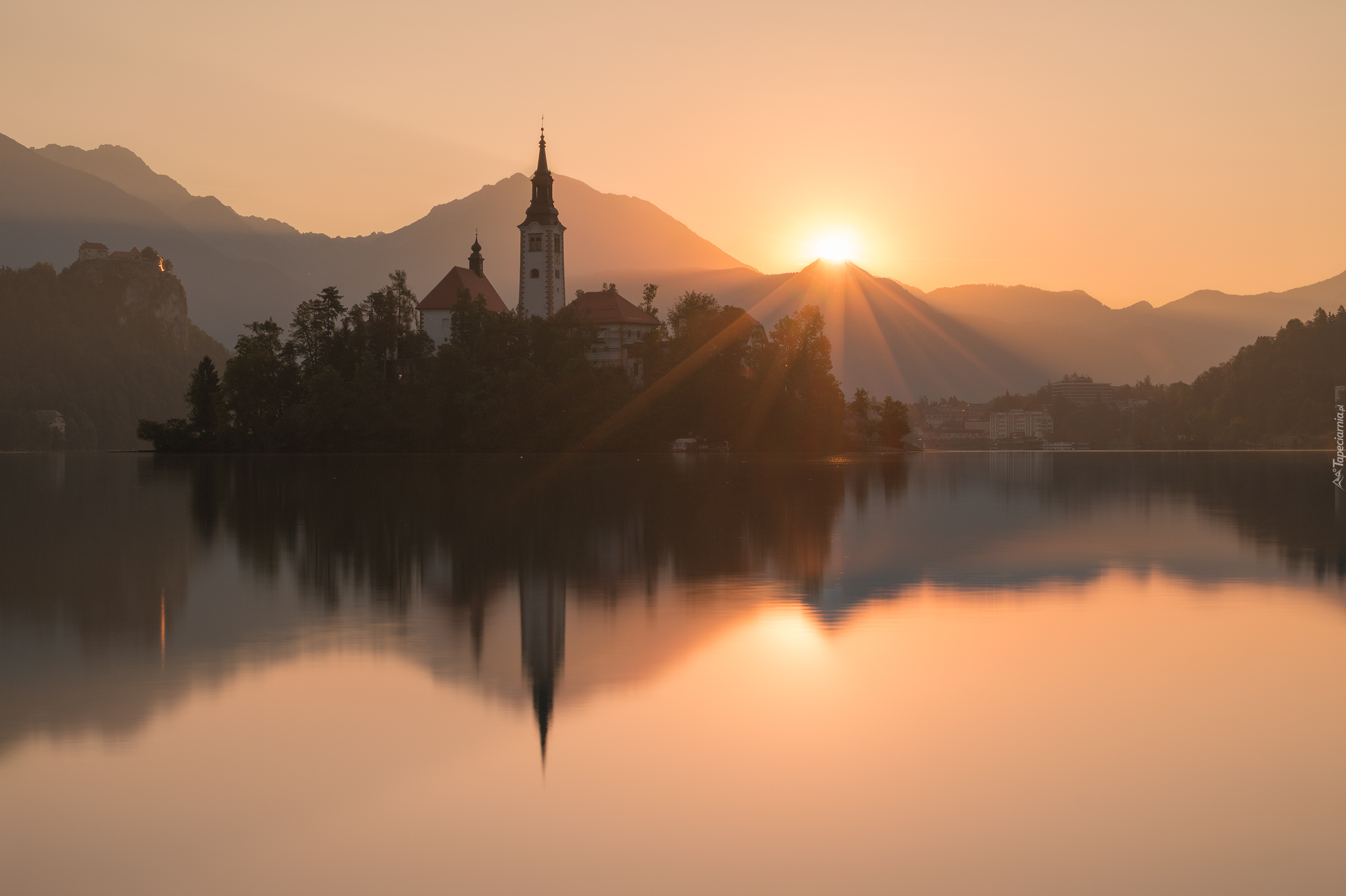 Słowenia, Jezioro Bled, Wyspa Blejski Otok, Kościół Zwiastowania Marii Panny, Góry, Alpy Julijskie, Wschód słońca, Odbicie