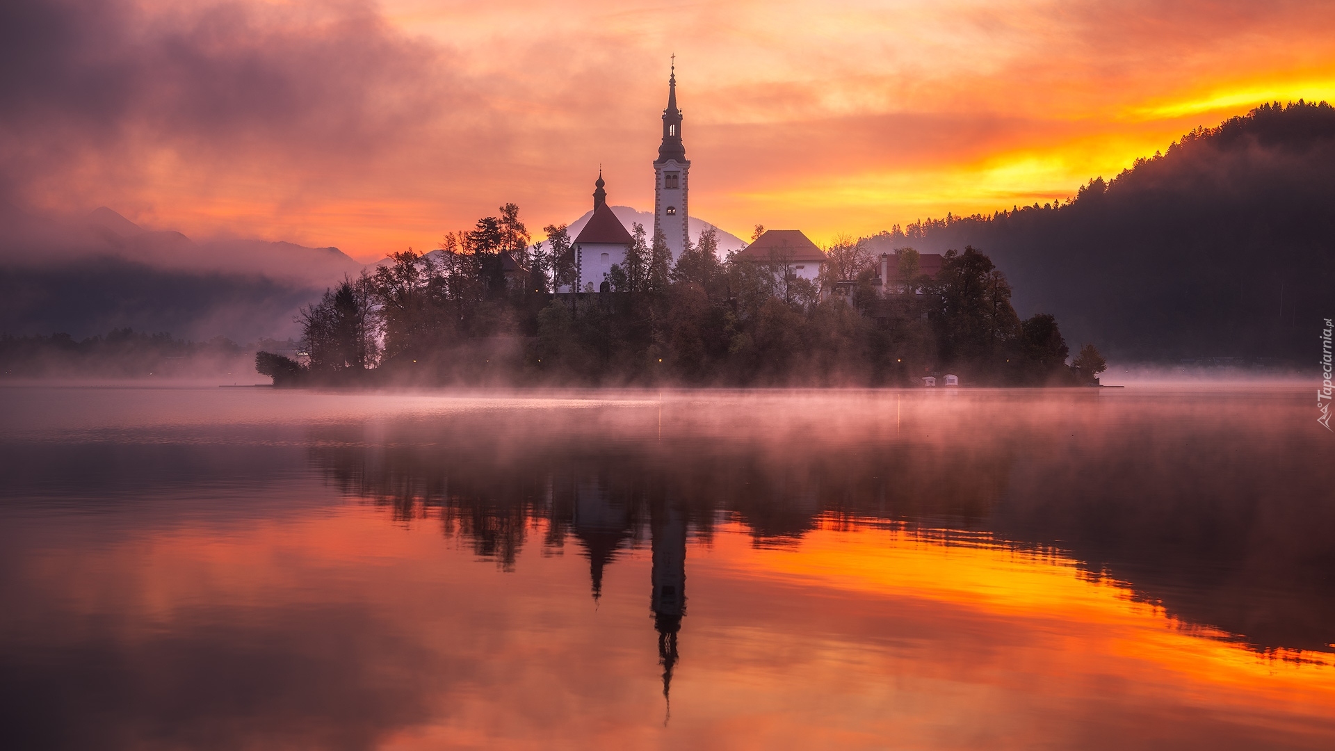 Słowenia, Jezioro Bled, Wyspa Blejski Otok, Kościół Zwiastowania Marii Panny, Góry, Alpy Julijskie, Zachód słońca, Odbicie, Mgła