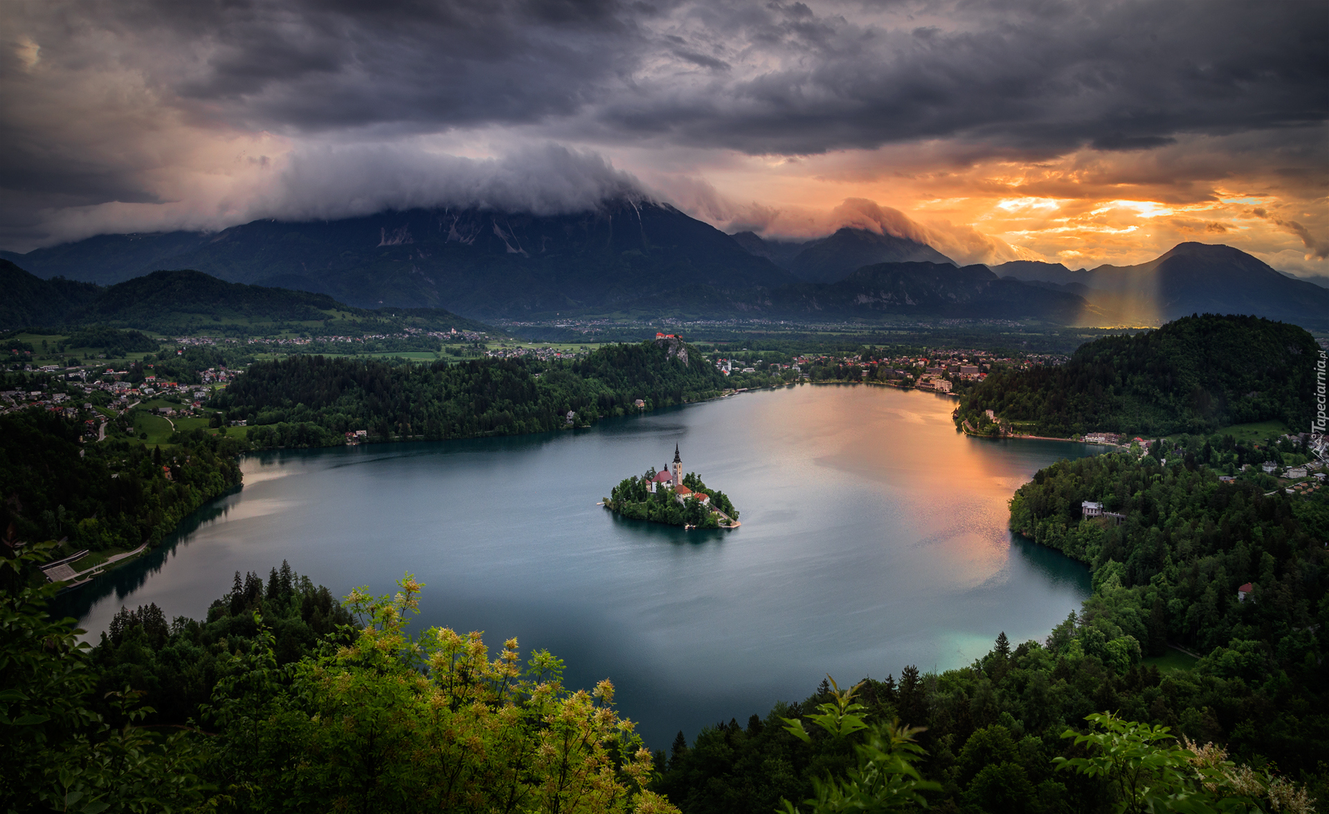 Słowenia, Wyspa Blejski Otok, Góry Alpy Julijskie, Jezioro Bled, Poranek, Przebijające światło, Chmury