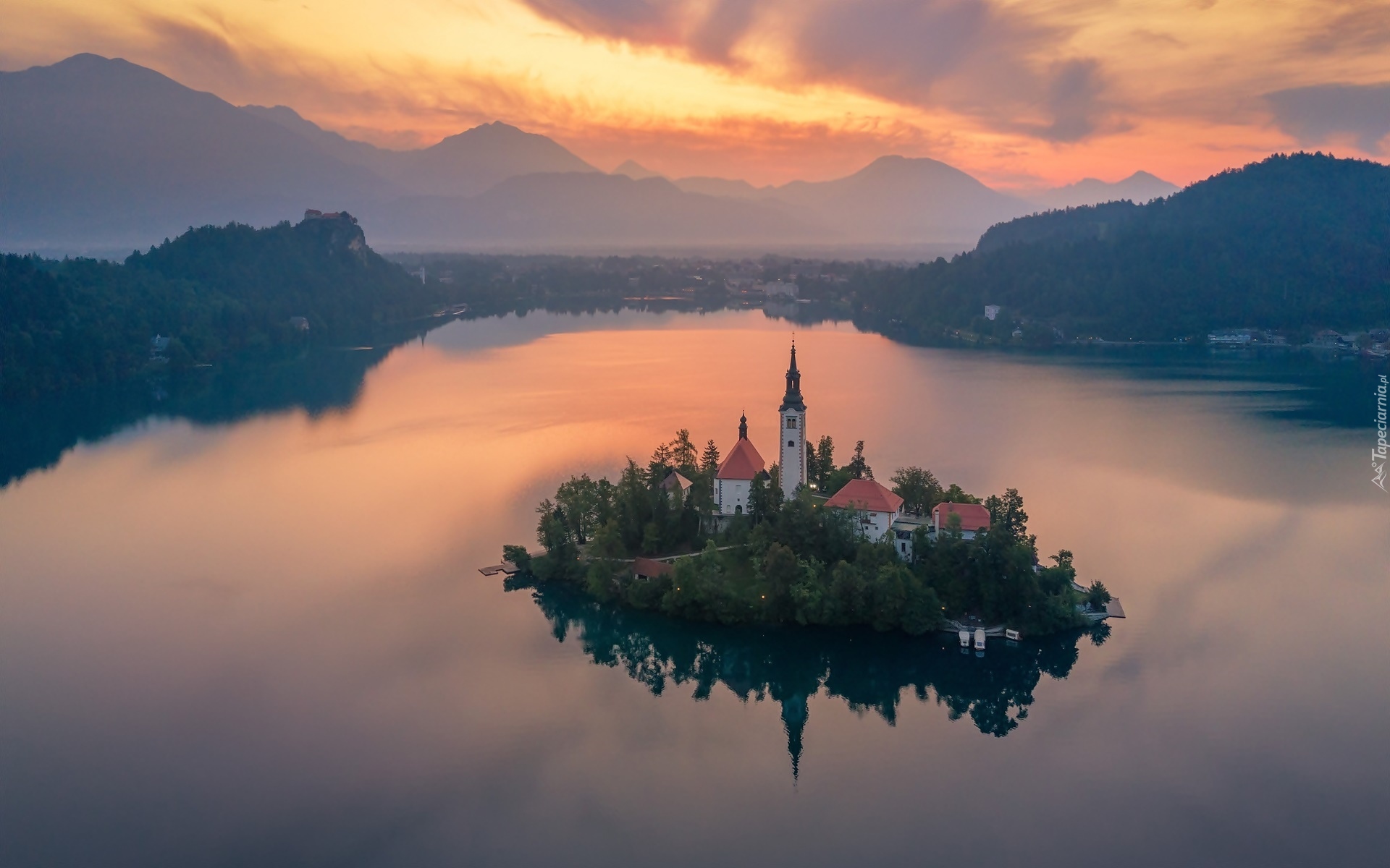 Słowenia, Jezioro Bled, Wyspa Blejski Otok, Kościół Zwiastowania Marii Panny, Góry Alpy Julijskie, Zachód słońca, Odbicie