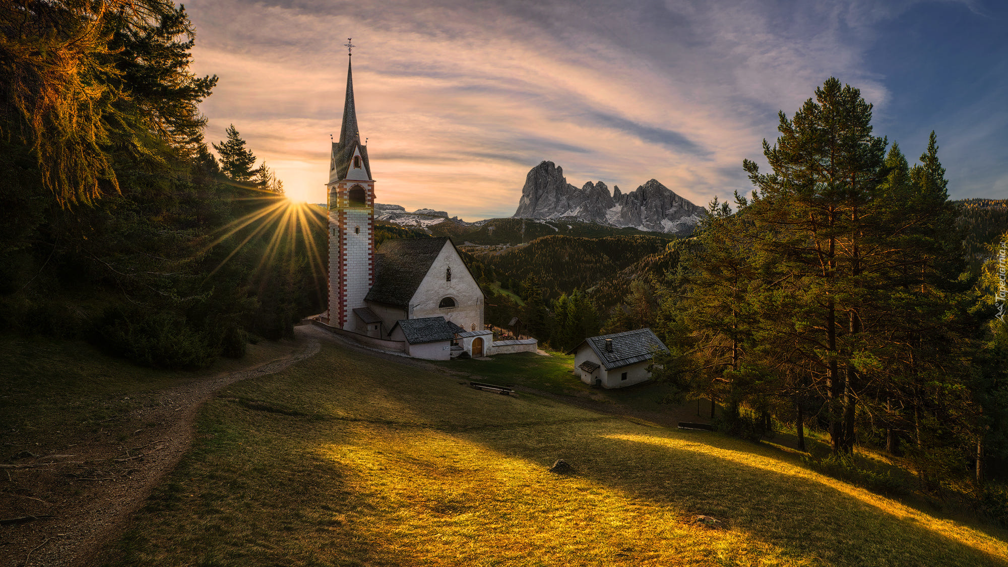 Kościół św. Jakuba, Włochy, Tyrol, Góry Dolomity, Drzewa, Promienie słońca