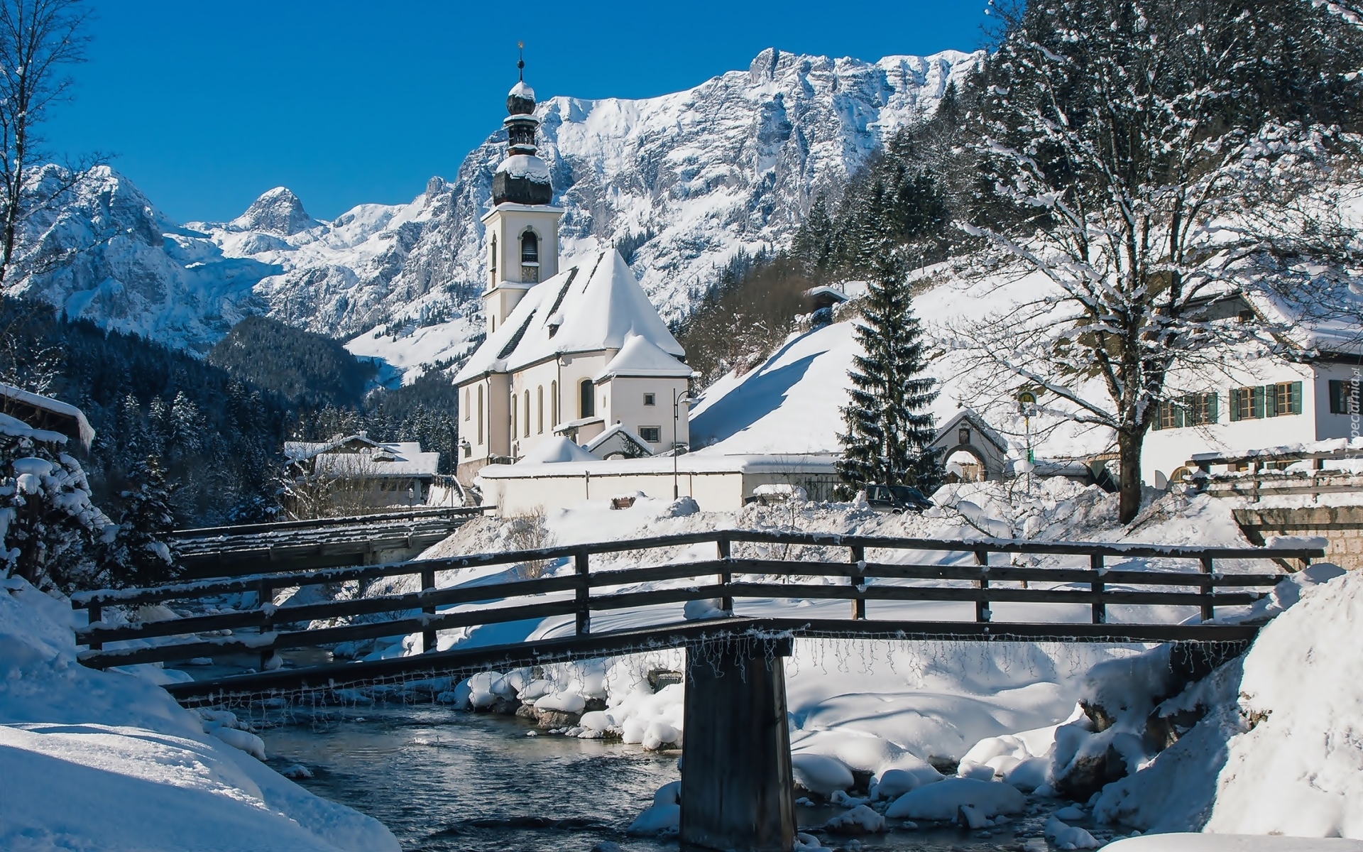 Niemcy, Bawaria, Park Narodowy Berchtesgaden, Ramsau bei Berchtesgaden, Góry Alpy, Kościół św. Sebastiana, Rzeka Ramsauer Ache, Most, Zima