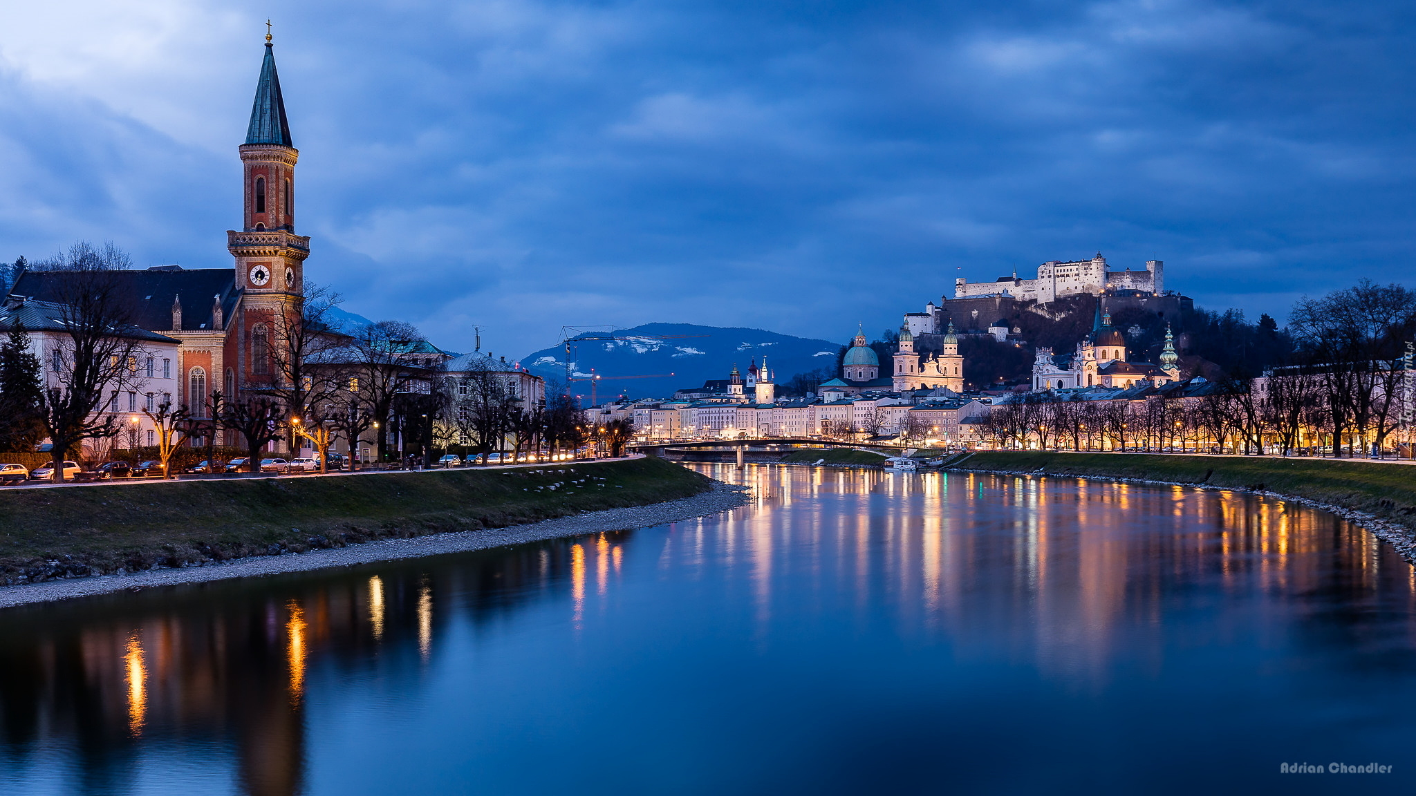 Rzeka Salzach, Kościół, Domy, Wzgórze Festungsberg, Twierdza, Zamek Hohensalzburg, Salzburg, Austria