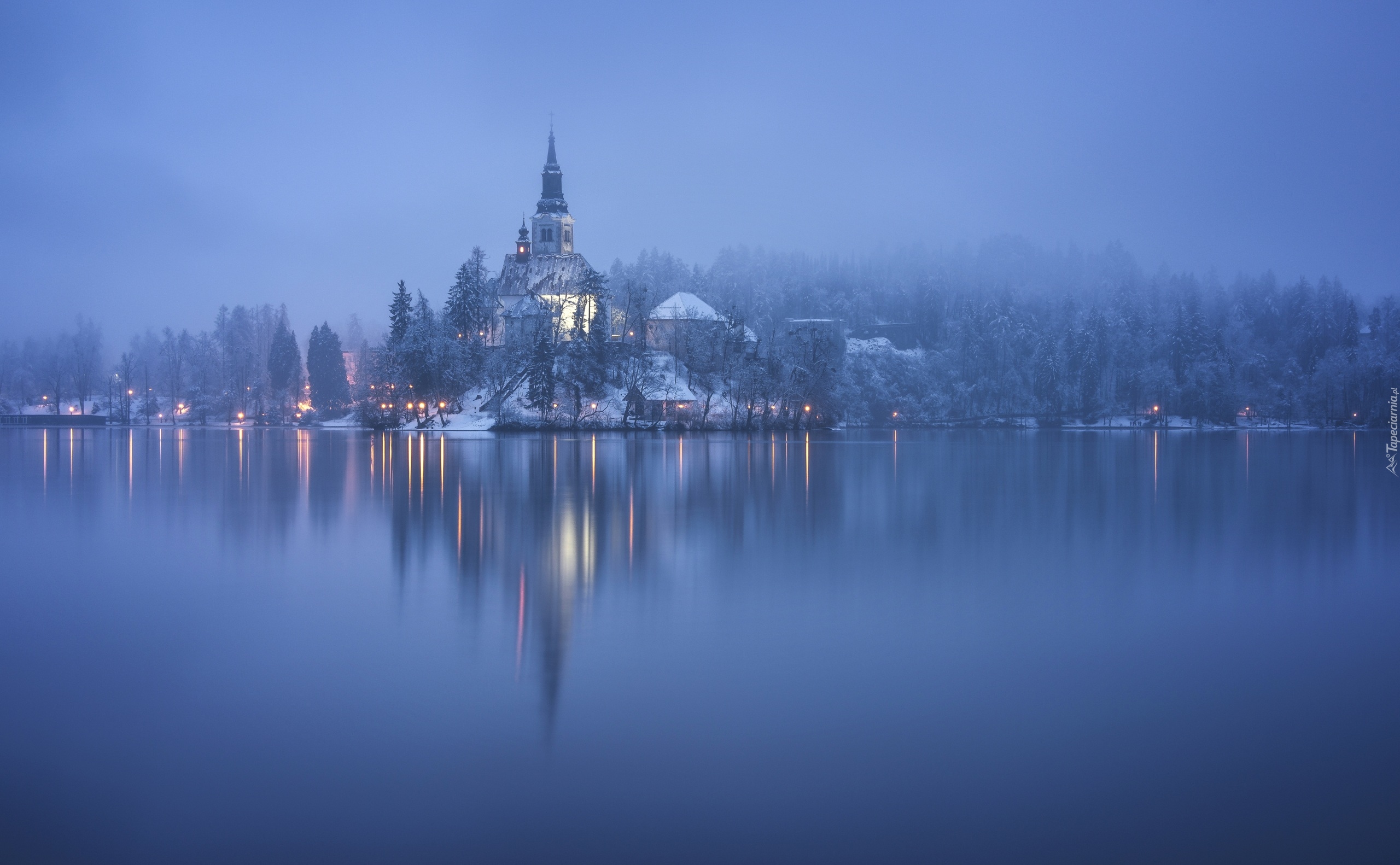 Słowenia, Wyspa Blejski Otok, Jezioro Bled, Kościół Wniebowzięcia Marii Panny, Zima, Mgła, Światła, Odbicie