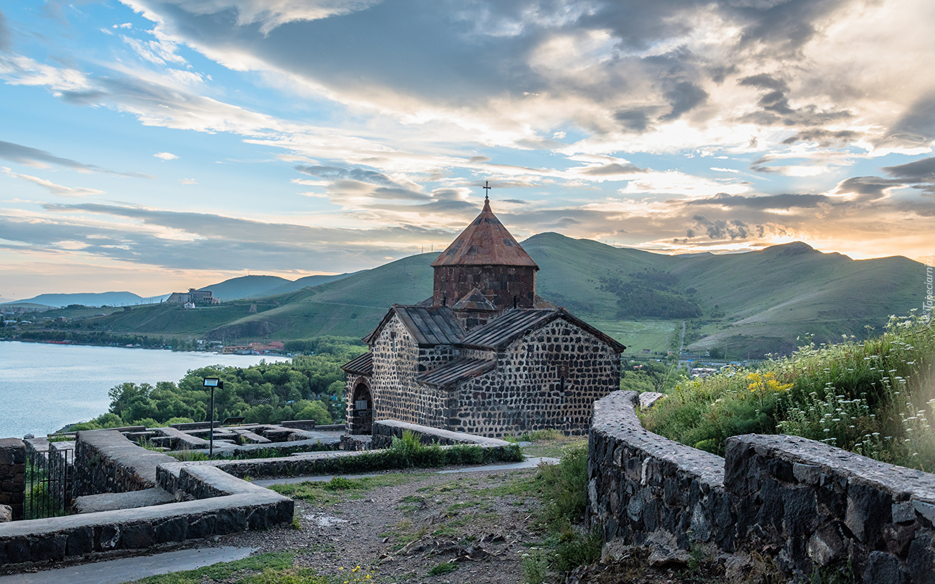 Armenia, Sewan, Kościół, Klasztor Sewanawank, Góry, Niebo, Chmury, Mur