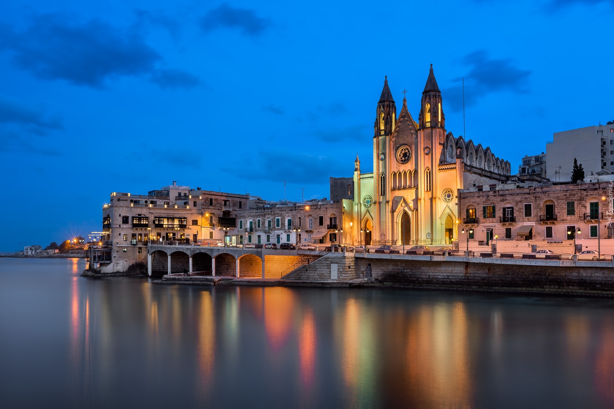 Malta, Saint Julians, Kościół Karmelitów, Kościół parafialny pw. Najświętszej Marii Panny z Góry Karmel, Światła, Zatoka Balluta Bay