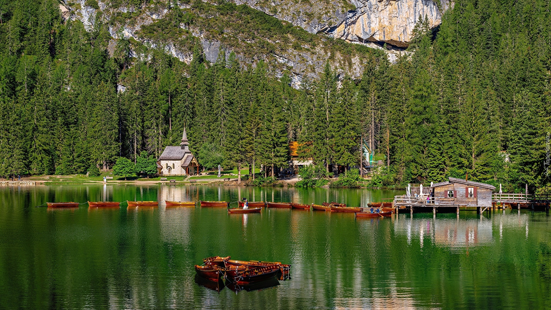 Włochy, Góry, Alpy, Jezioro, Jezioro Pragser Wildsee, Lago di Braies, Łódki, Kościół, Las, Drzewa