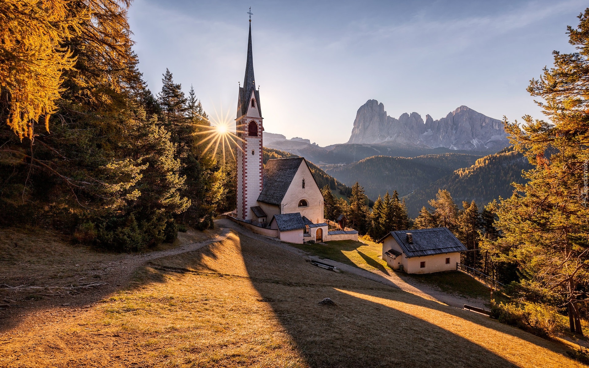 Włochy, Region Trentino, Góry, Dolomity, Kościół św. Jakuba, Promienie słońca, Jesień, Drzewa