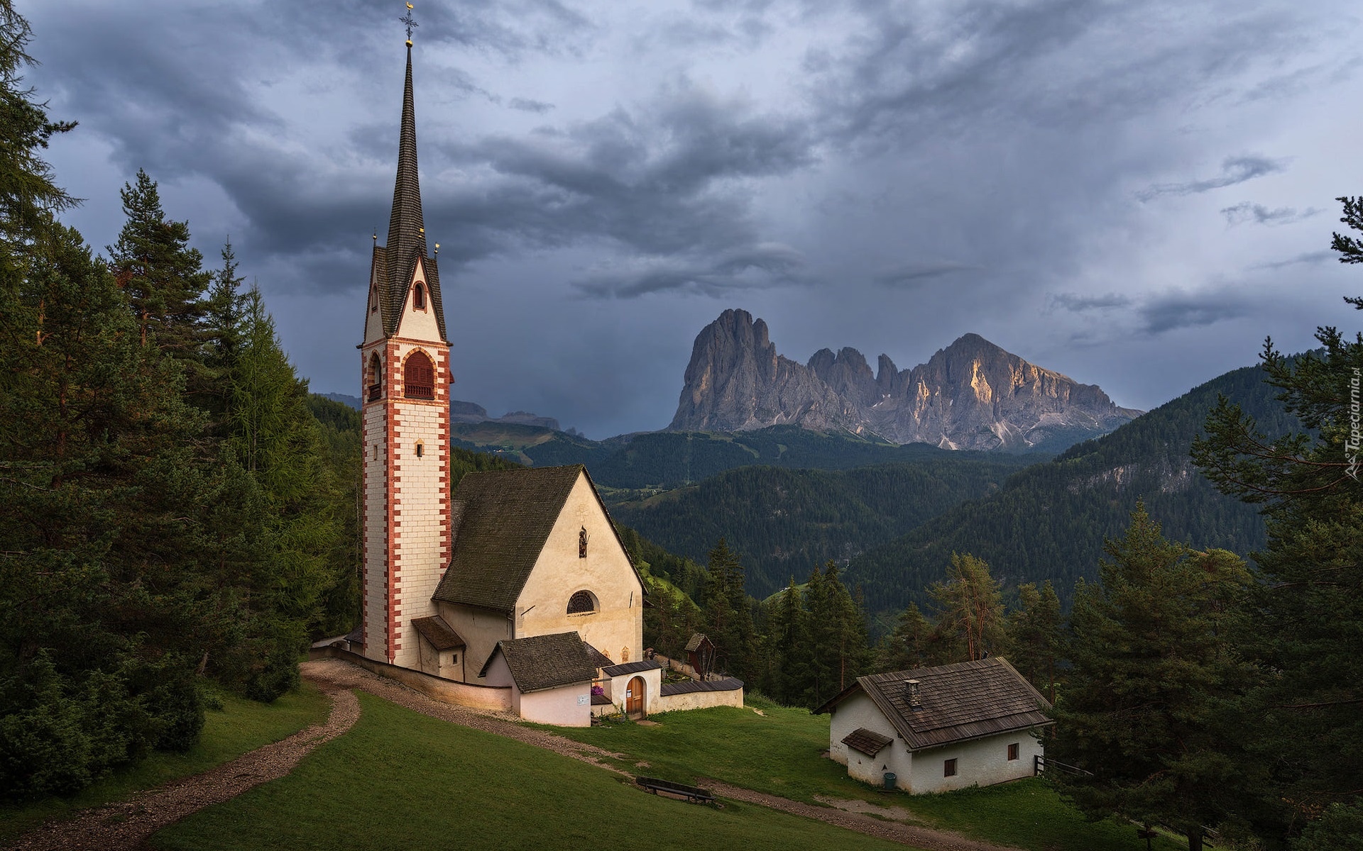 Góry, Dolomity, Lasy, Drzewa, Kościół św Jakuba, Dróżka, Chmury, Włochy