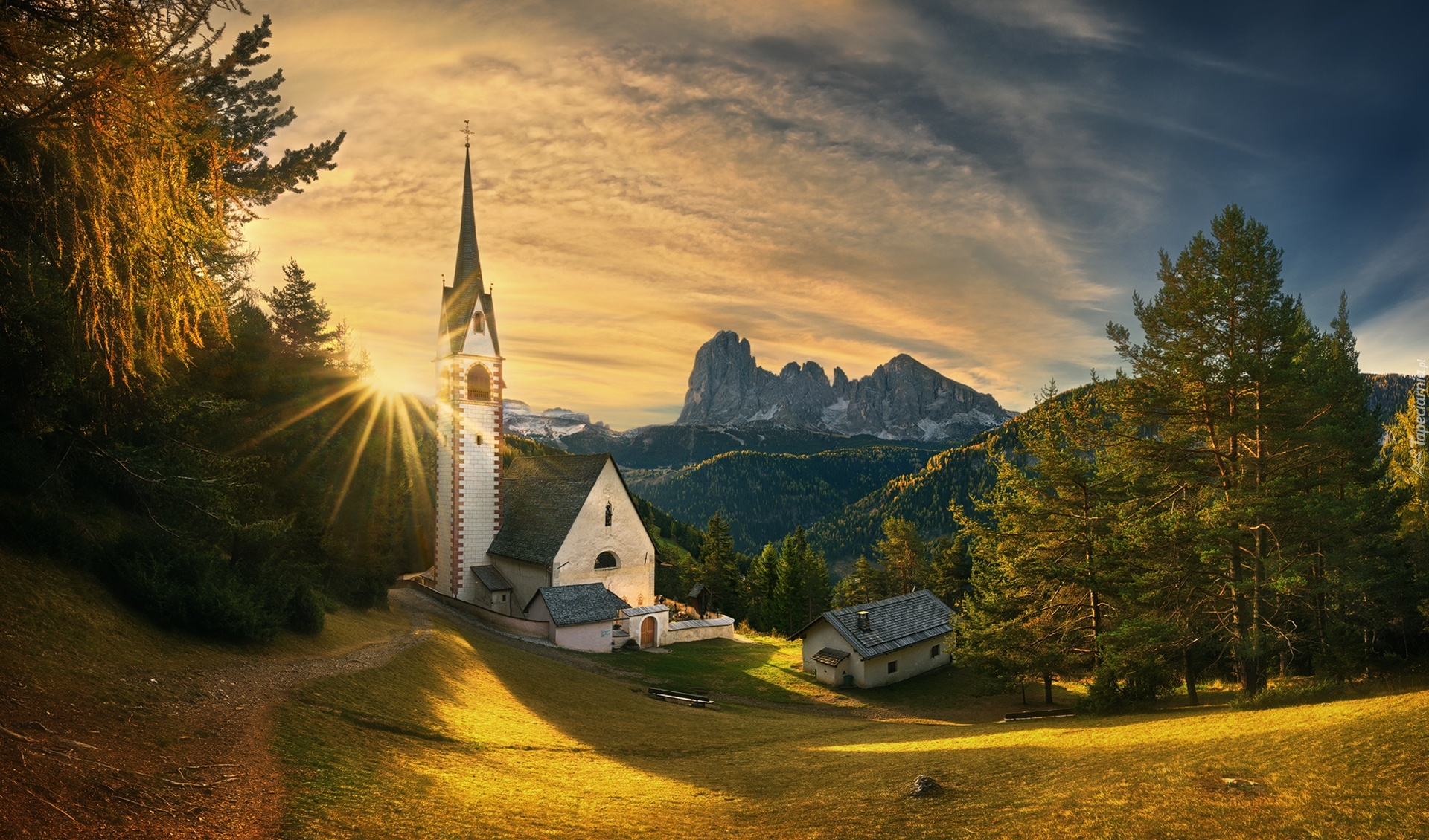 Włochy, Południowy Tyrol, Dolomity, Góry, Drzewa, Zachód słońca, Dom, Kościół św Jakuba